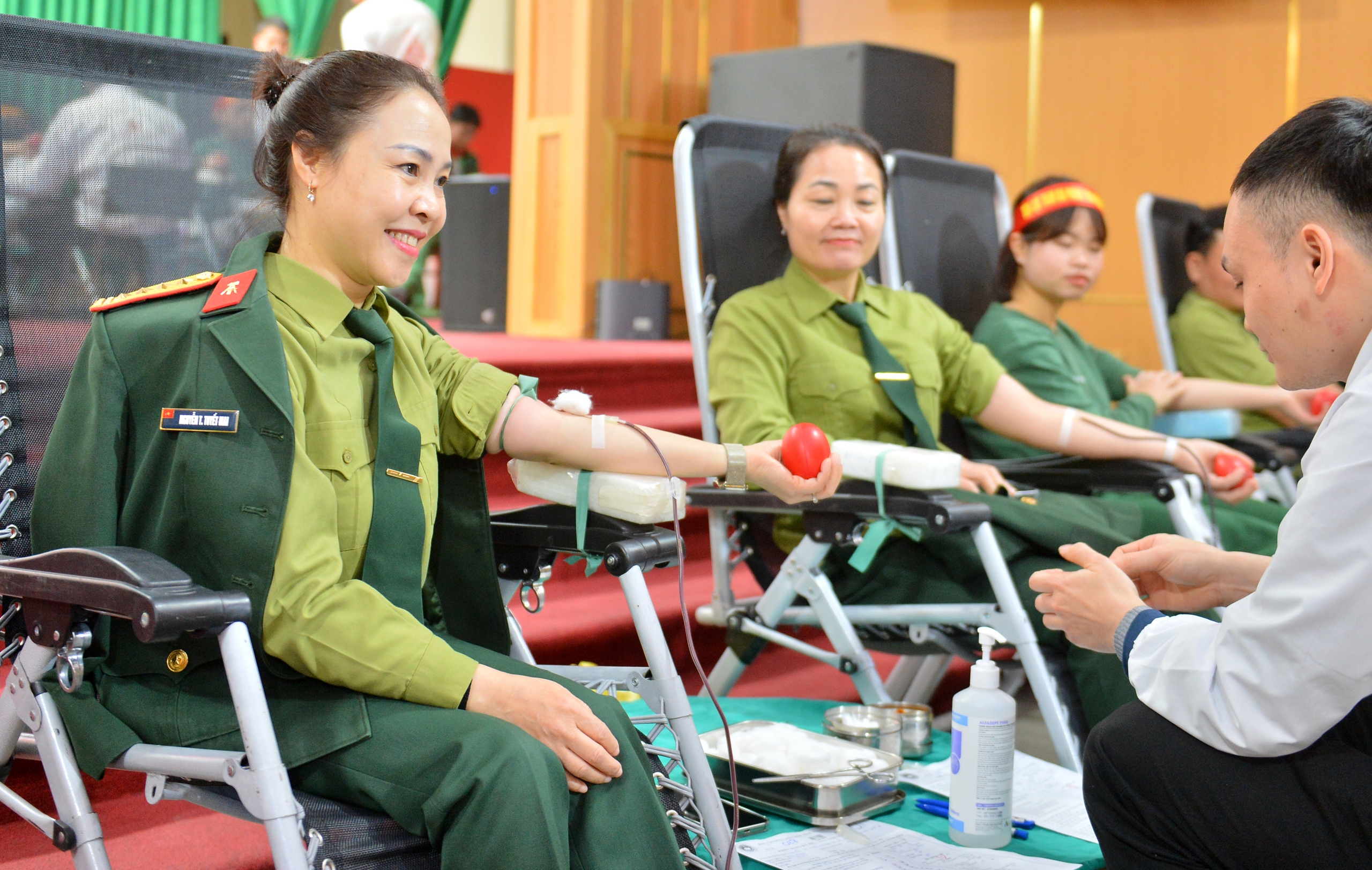 Trung tướng Nguyễn Văn Gấu: 'Đoàn viên trong quân đội luôn hăng hái hiến máu tình nguyện'- Ảnh 7.