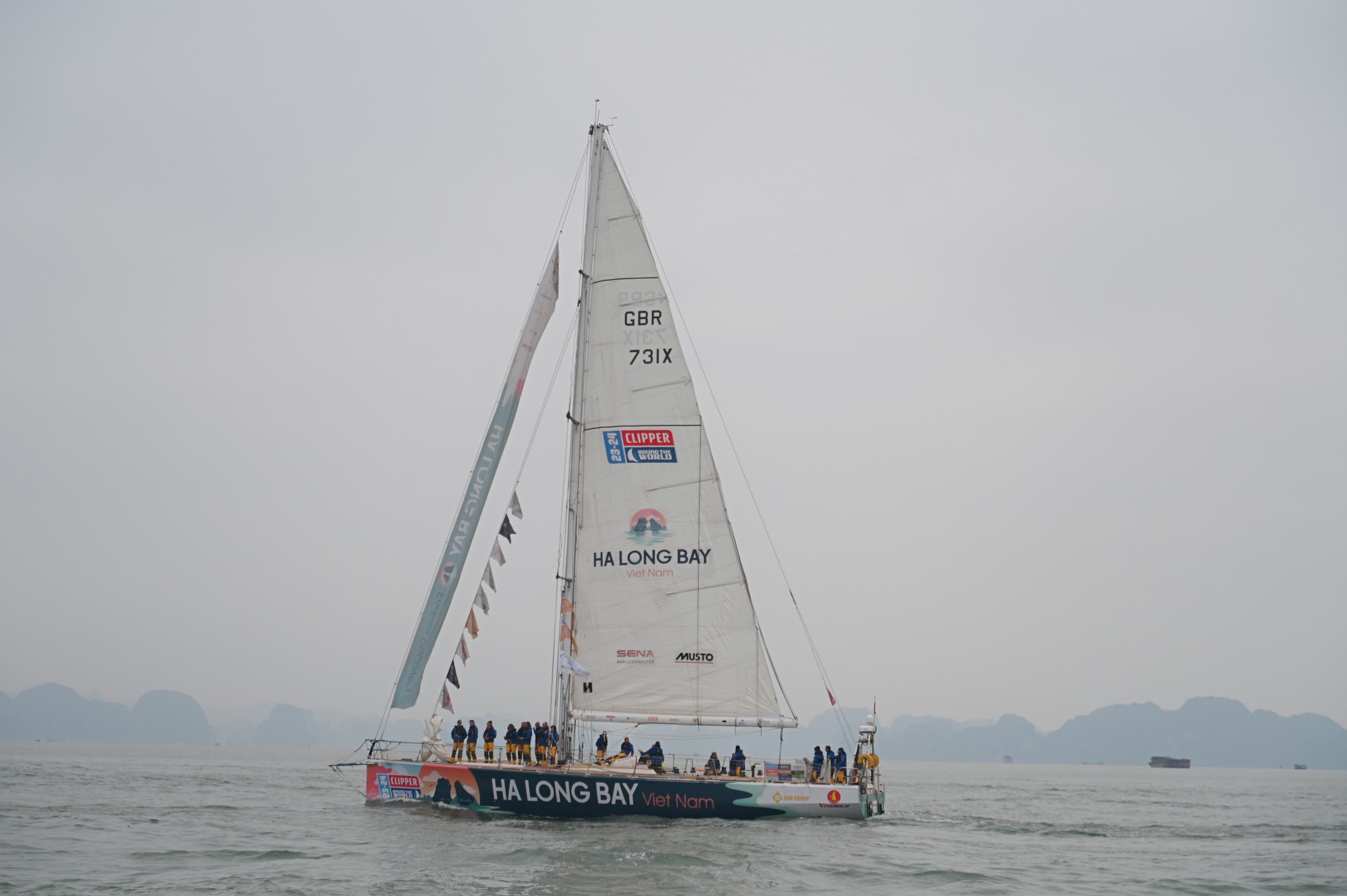 Mãn nhãn cảnh đoàn đua thuyền buồm Clipper Race diễu hành quanh vịnh Hạ Long- Ảnh 11.