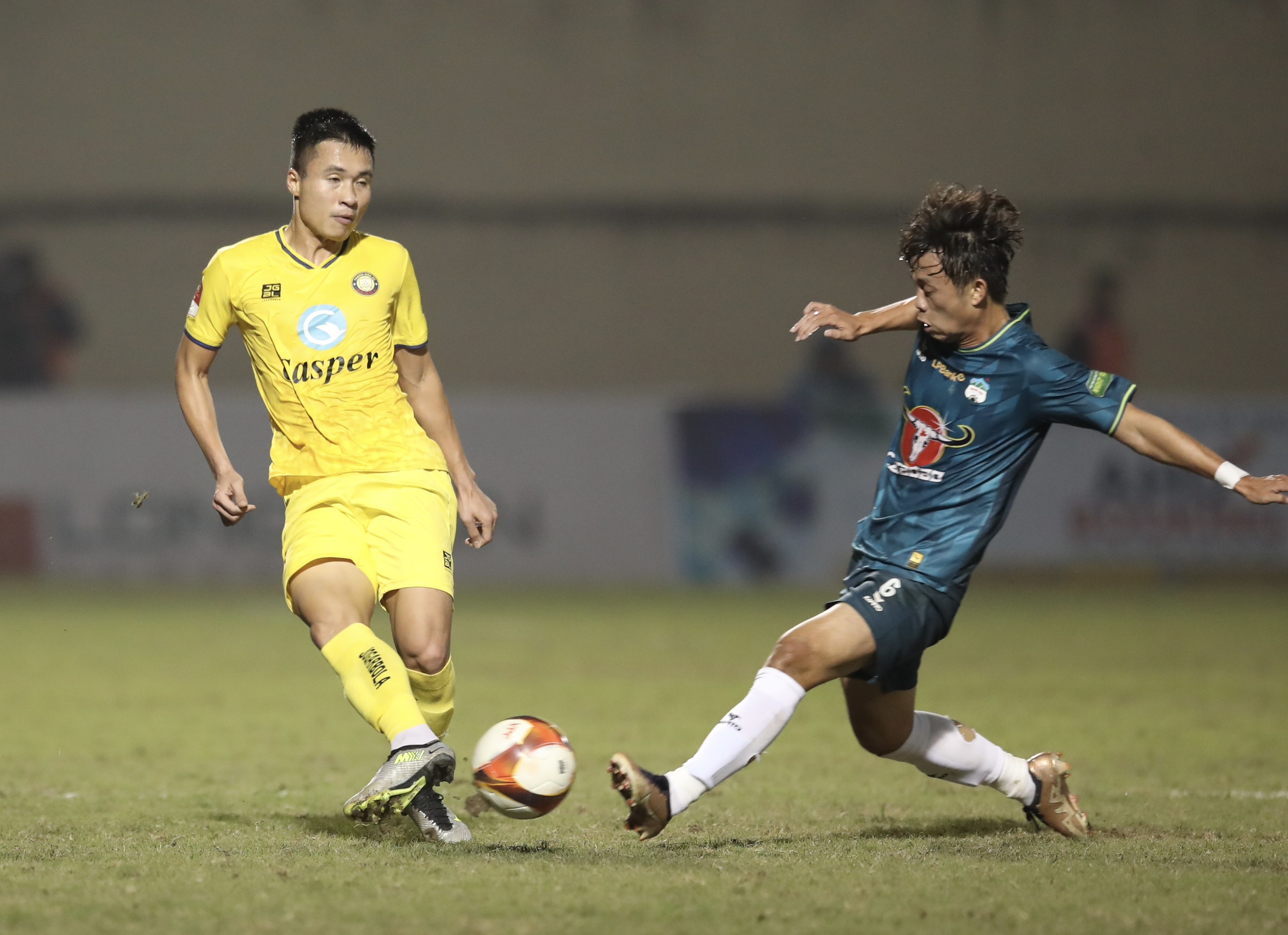 Thắng sốc chủ nhà Thanh Hóa, HLV Vũ Tiến Thành cùng HAGL thoát đáy bảng V-League- Ảnh 1.