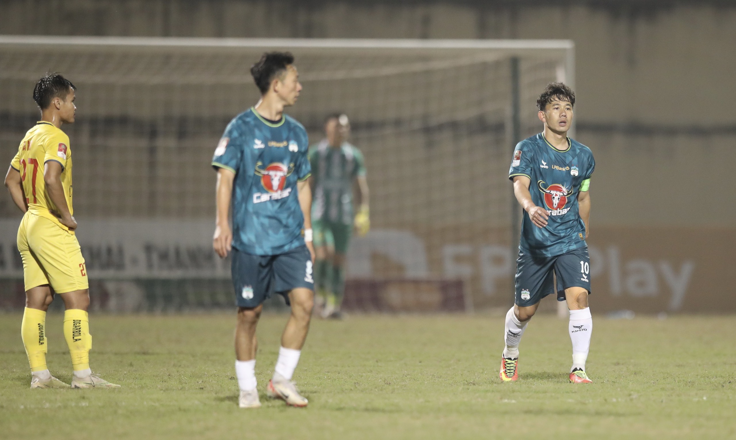 Thắng sốc chủ nhà Thanh Hóa, HLV Vũ Tiến Thành cùng HAGL thoát đáy bảng V-League- Ảnh 2.