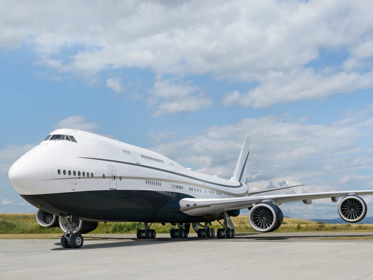 Máy bay 747-8i dài hơn 250 feet (khoảng 76m) từ mũi đến đuôi và có hai tầng, với sức chứa hơn 400 hành khách