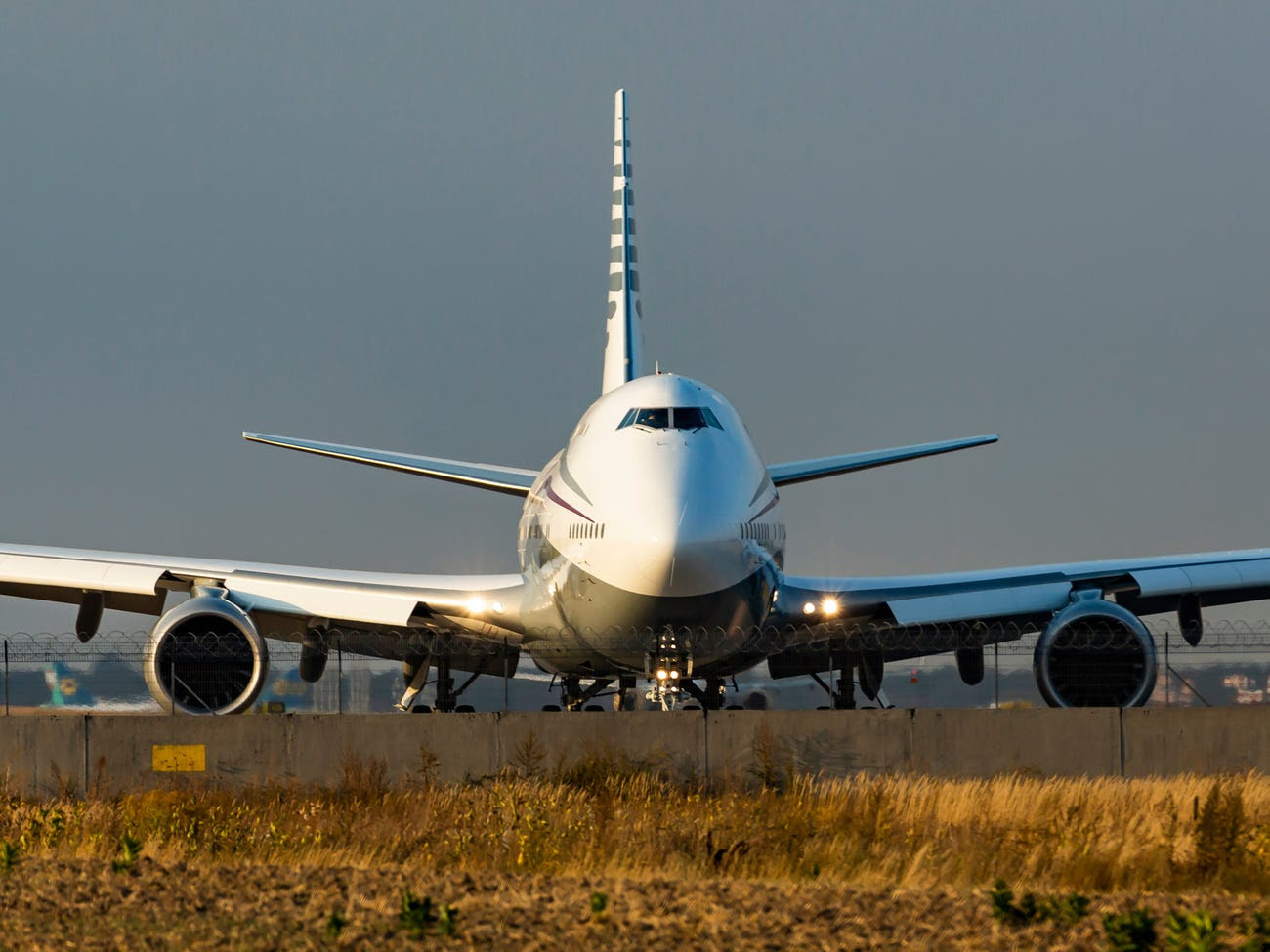 Chiếc BBJ 747-8i sừng sững trên đường băng
