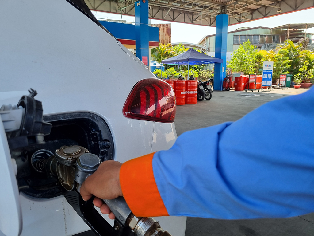 Cuộc 'chạy đua' của hơn 7.000 cửa hàng xăng dầu- Ảnh 1. Cuộc 'chạy đua' của hơn 7.000 cửa hàng xăng dầu- Ảnh 1.