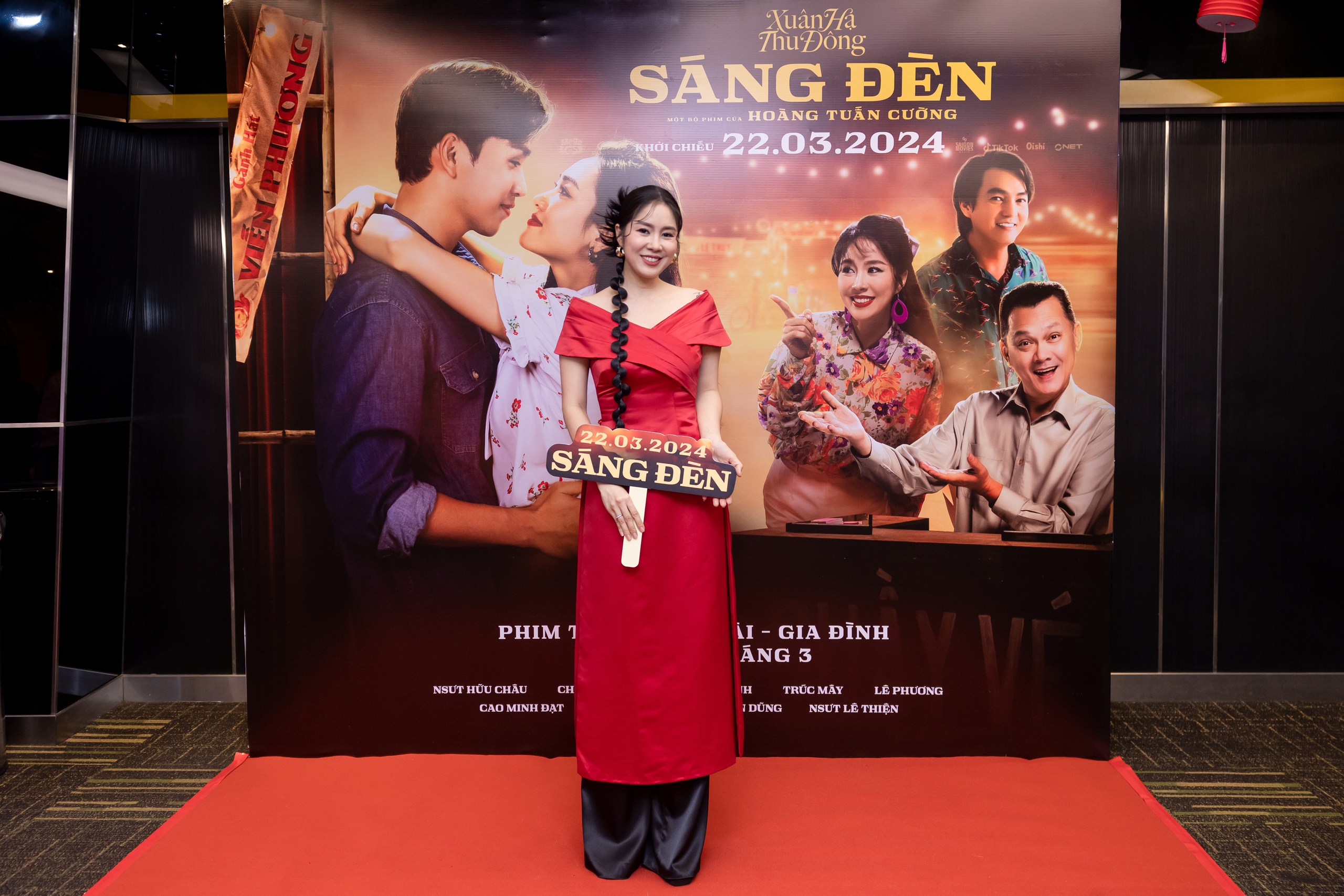 Nghệ sĩ cải lương Chí Tâm đưa vợ đến mừng 'Sáng đèn' trở lại rạp- Ảnh 3.