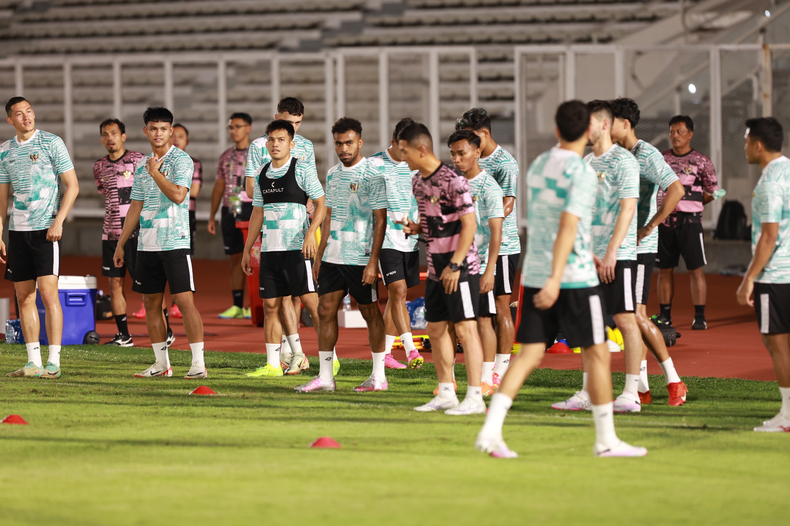 HLV Shin không còn cáu kỉnh, áo tập đội tuyển Indonesia đã  được đổi xịn hơn- Ảnh 9.