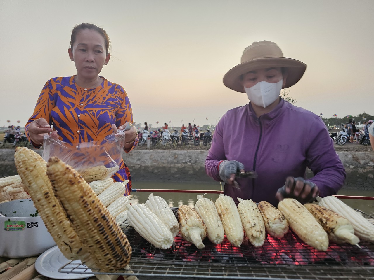 Hàng ngàn người thưởng thức ẩm thực quê trên cánh đồng An Nhứt- Ảnh 6.