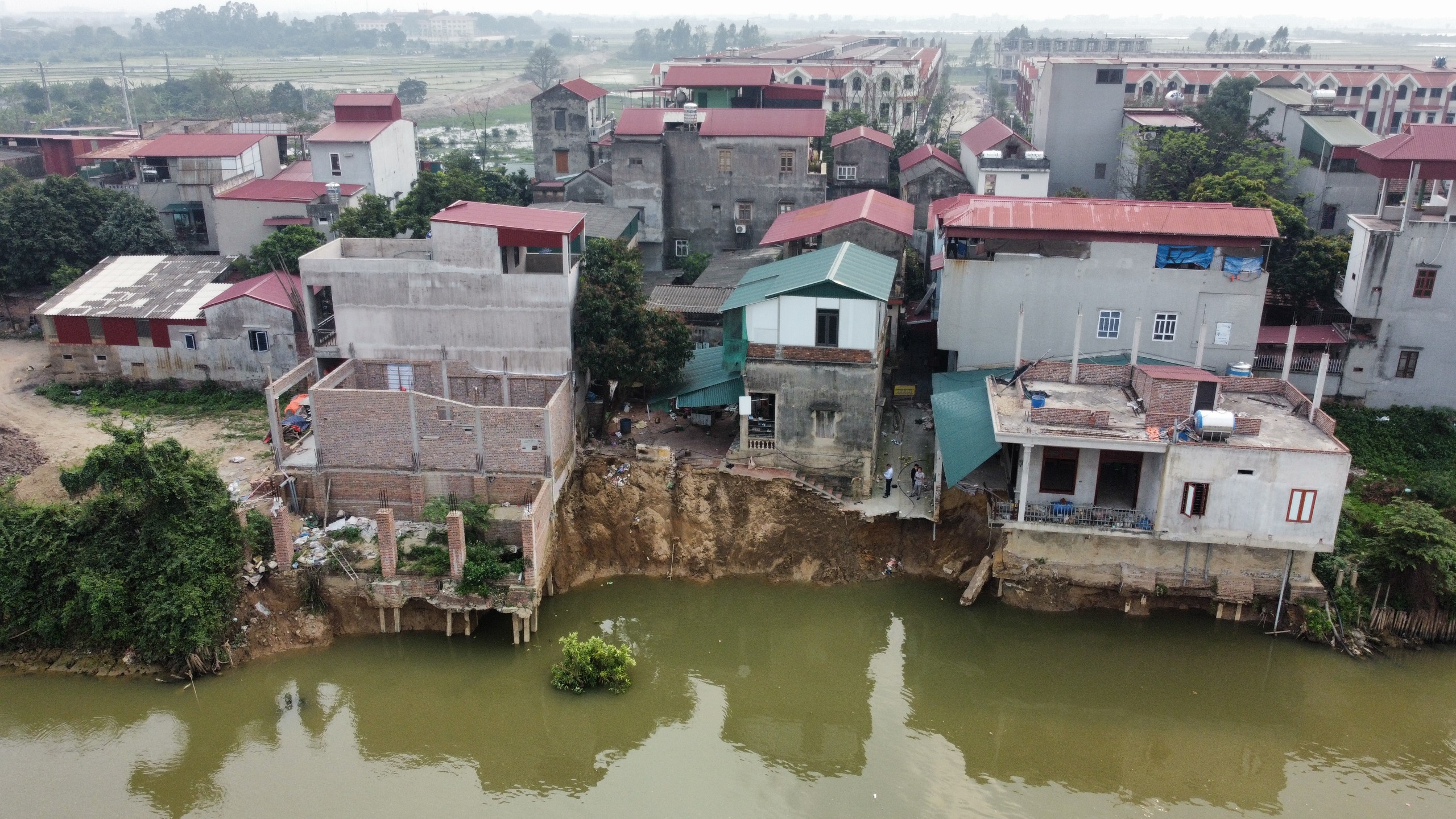 Bắc Ninh công bố tình huống khẩn cấp việc sông Cầu 'nuốt chửng' nhà dân- Ảnh 4.