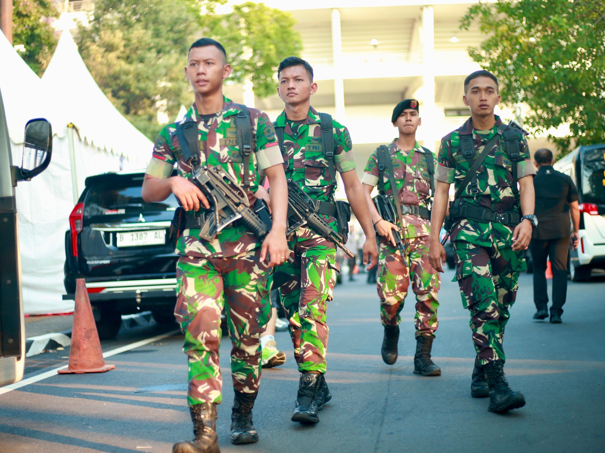 Lực lượng cảnh sát đặc biệt đi hành quân quanh sân Gelora Bung Karno