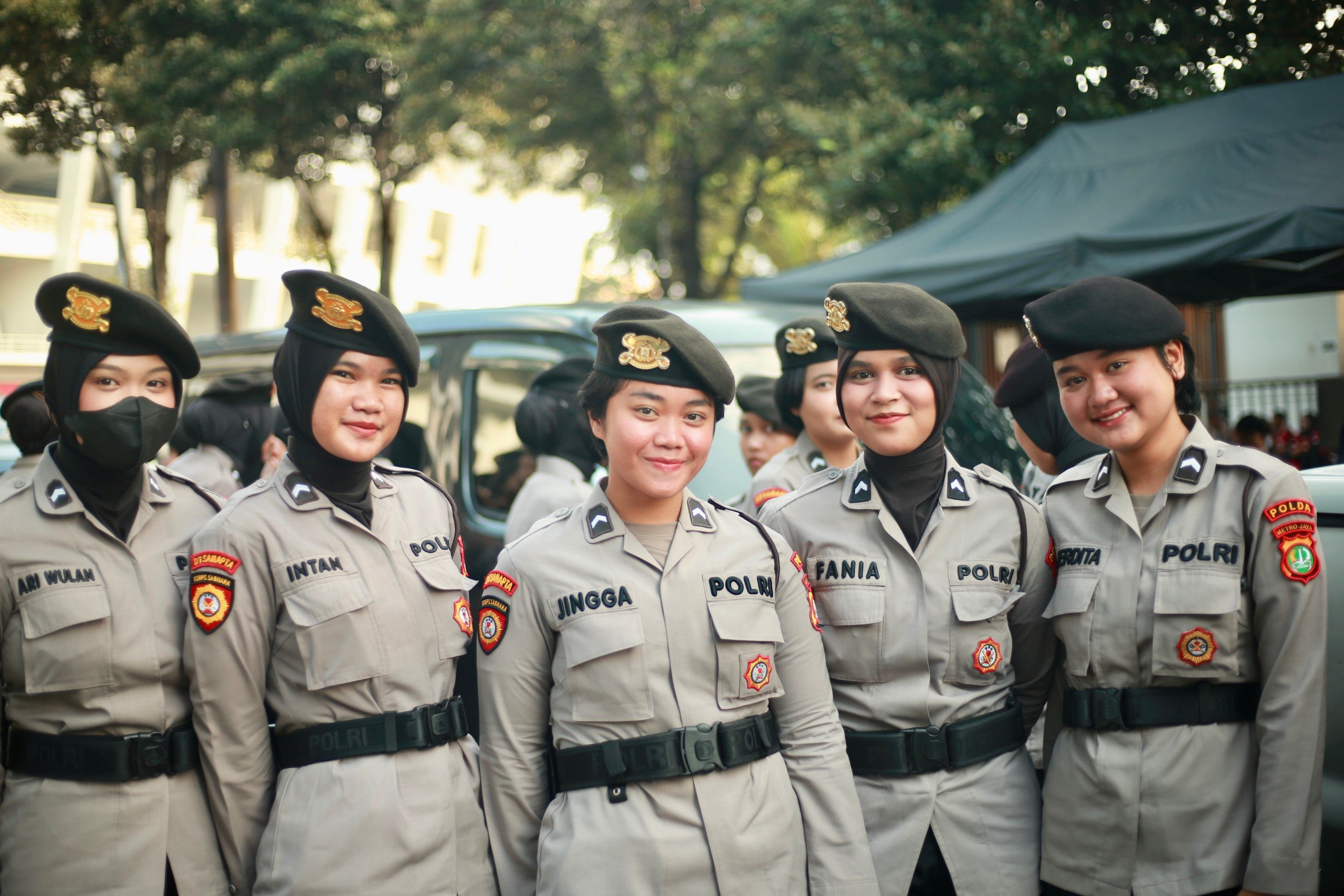 Các nữ cán bộ an ninh làm nhiệm vụ trên sân Gelora Bung Karno