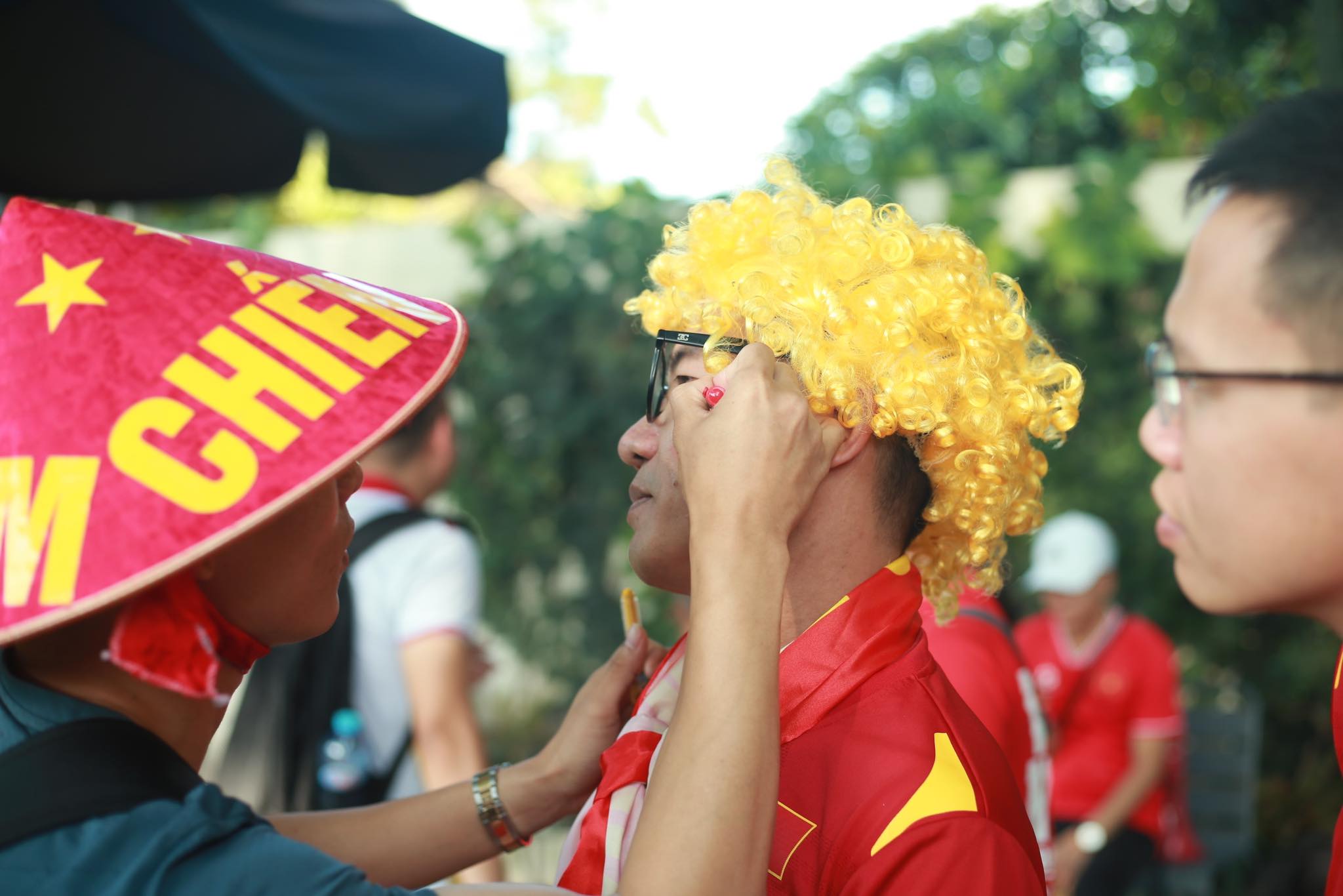 CĐV dùng son vẽ Quốc kỳ, dự đoán Việt Nam thắng 2-0, Indonesia dùng súng kiểm soát an ninh- Ảnh 7.