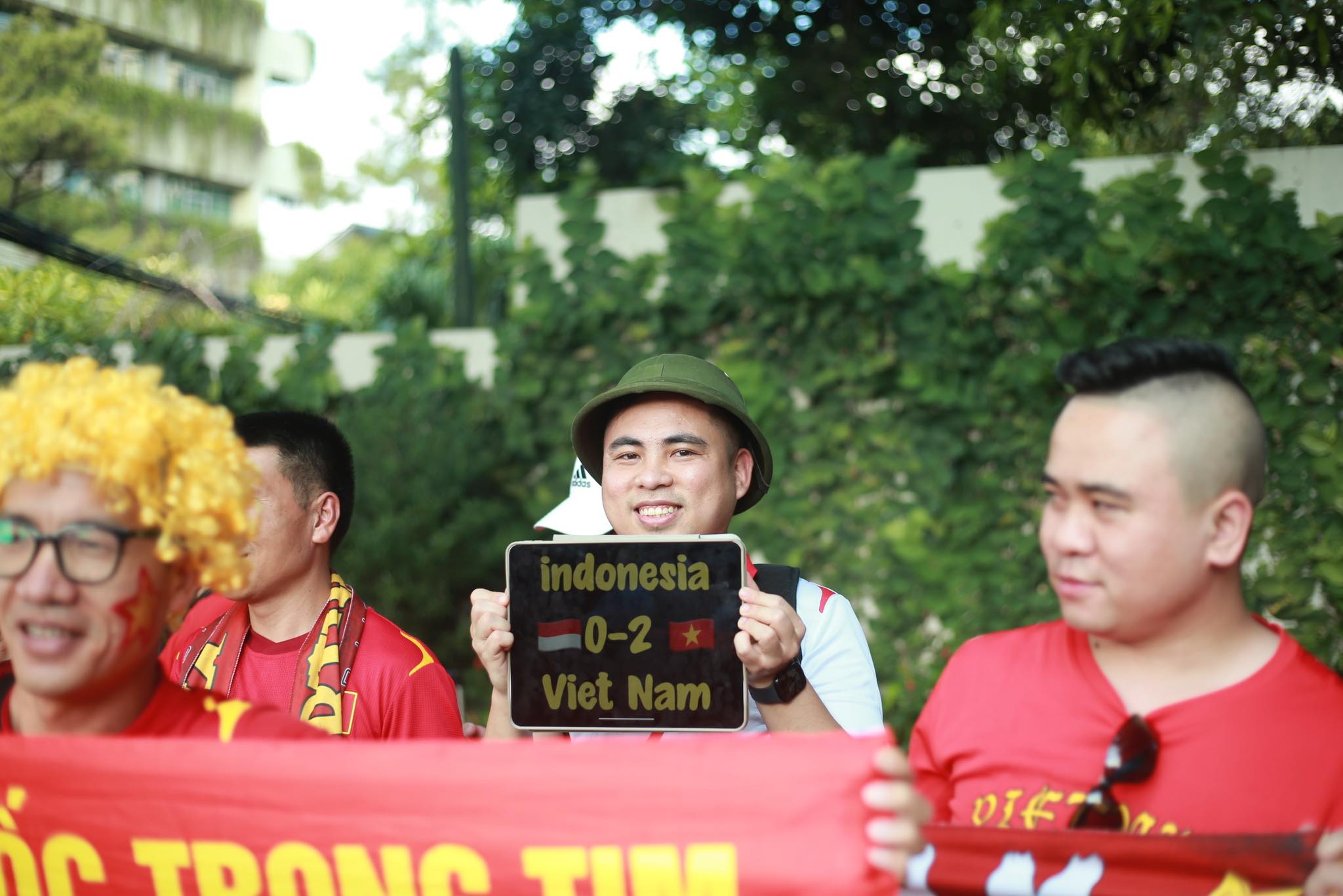 CĐV dùng son vẽ Quốc kỳ, dự đoán Việt Nam thắng 2-0, Indonesia dùng súng kiểm soát an ninh- Ảnh 6.