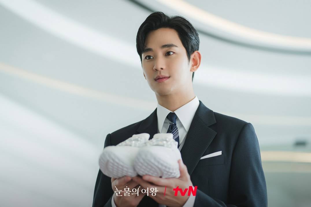 Sự trở lại ấn tượng của Kim Soo Hyun trong 'Nữ hoàng nước mắt'- Ảnh 4.