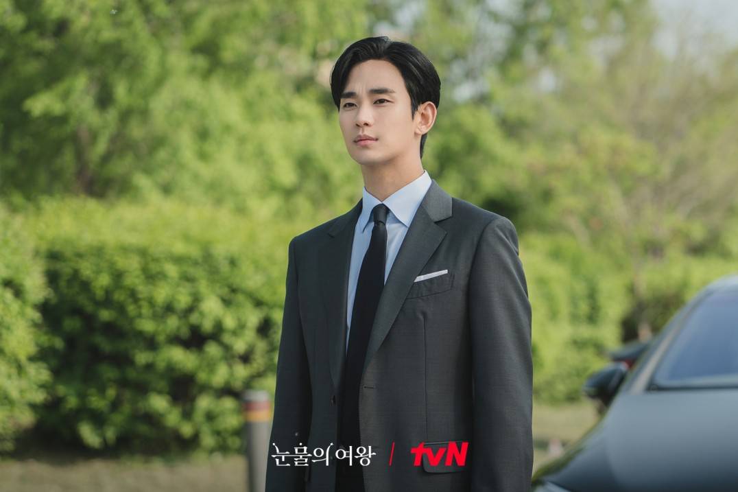 Sự trở lại ấn tượng của Kim Soo Hyun trong 'Nữ hoàng nước mắt'- Ảnh 2.