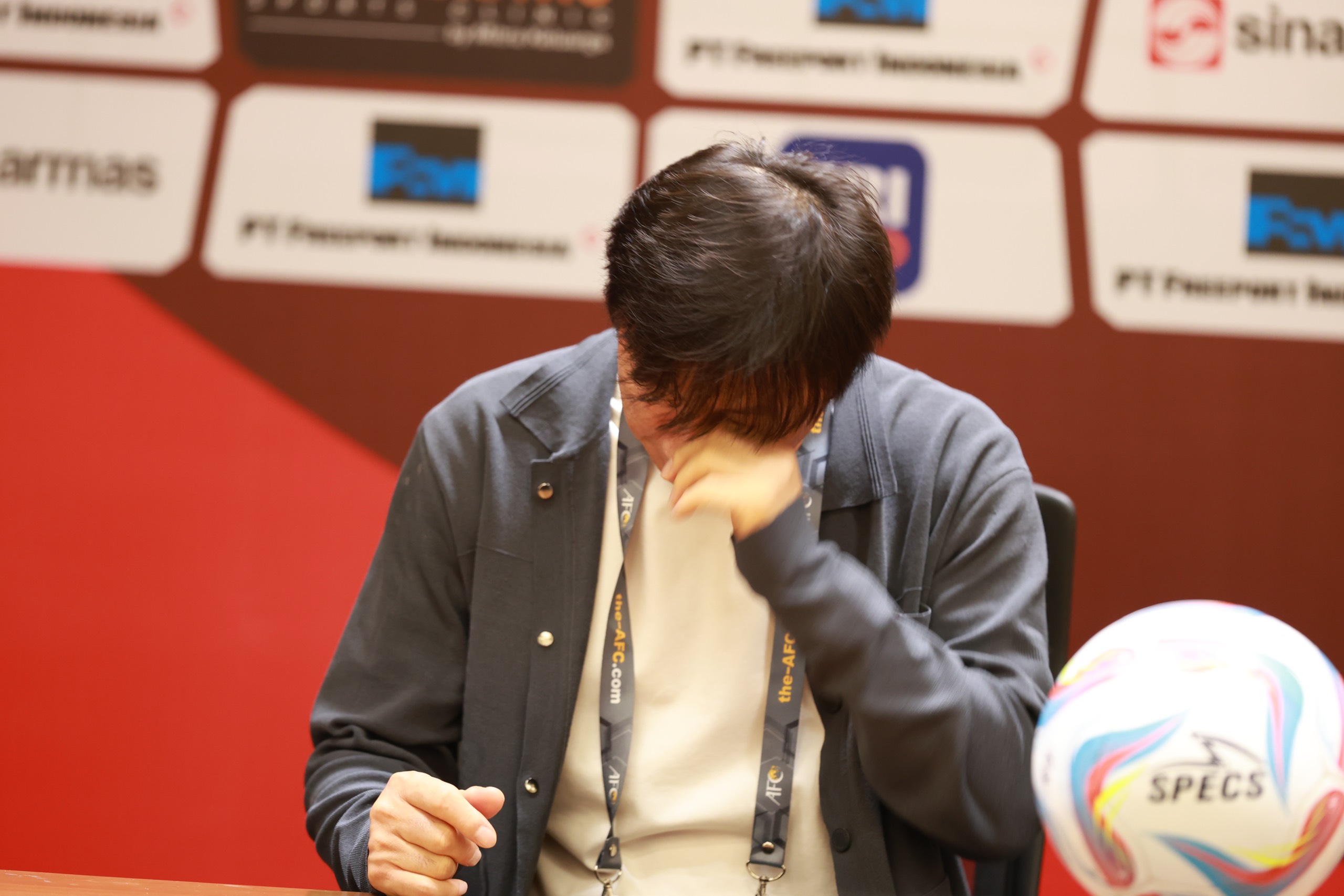 Khoảnh khắc HLV Shin Tae-yong xúc động sau chiến thắng trước đội tuyển Việt Nam