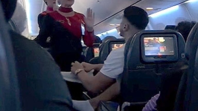Tiếp viên hàng không tiết lộ cách đối phó với hành khách hung hãn