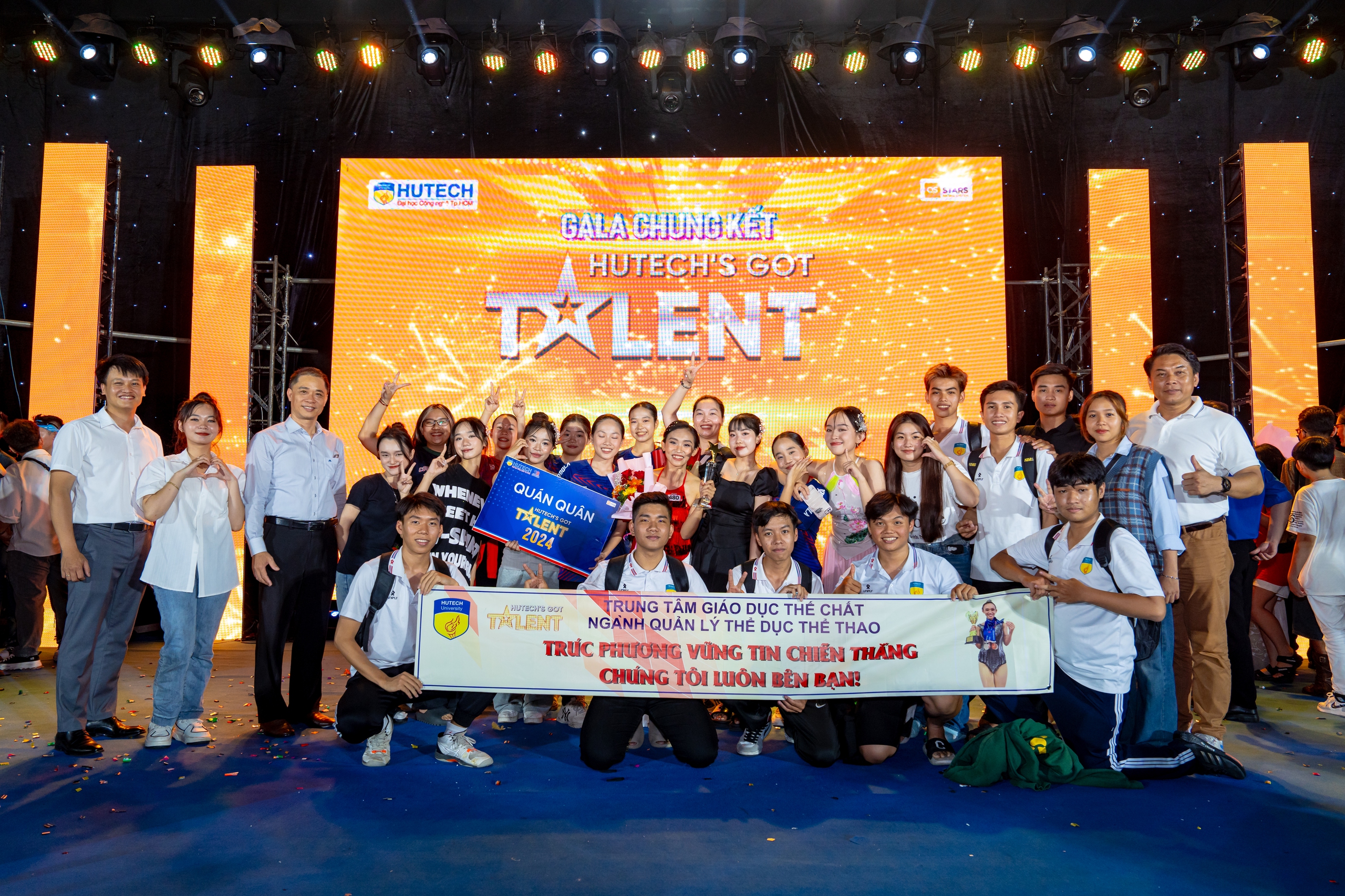 Sinh viên thể hiện tài năng khiến á hậu Việt Nam rơi nước mắt- Ảnh 2.