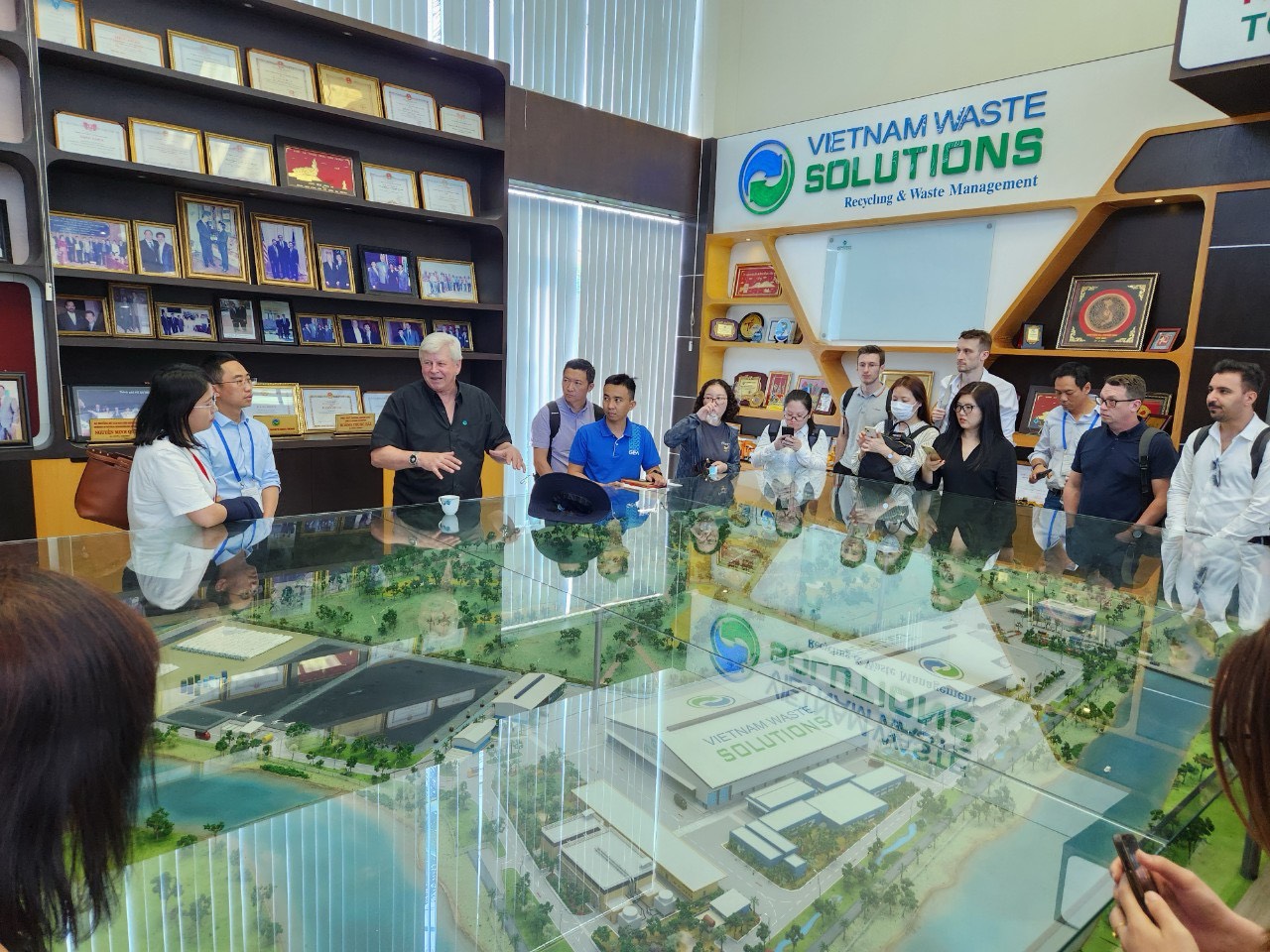 Doanh nghiệp nước ngoài tham quan mô hình tái chế ở Công ty VWS- Ảnh 3.