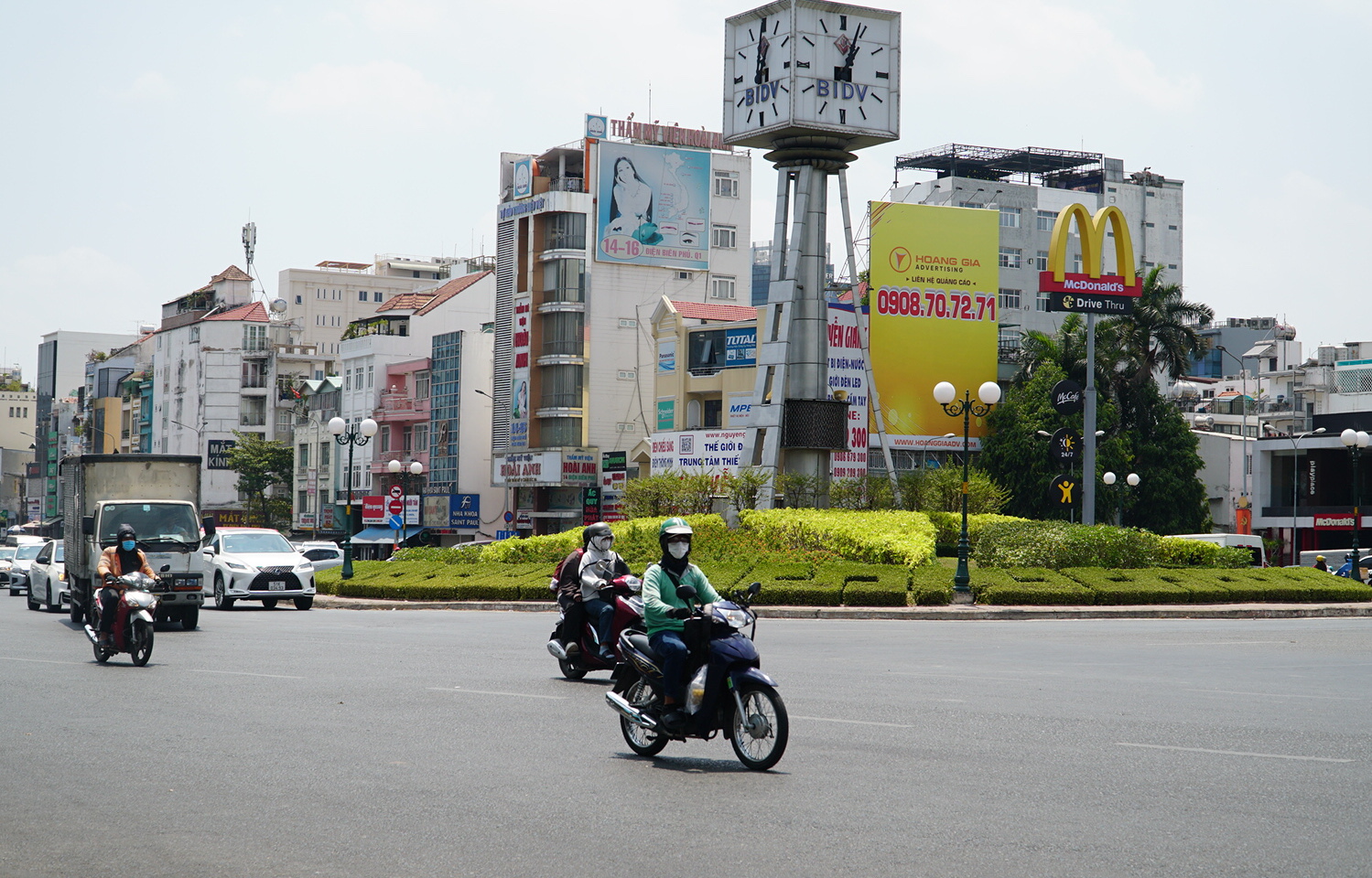 'Căng mình' để mưu sinh dưới nắng nóng gần 40 độ C- Ảnh 4.