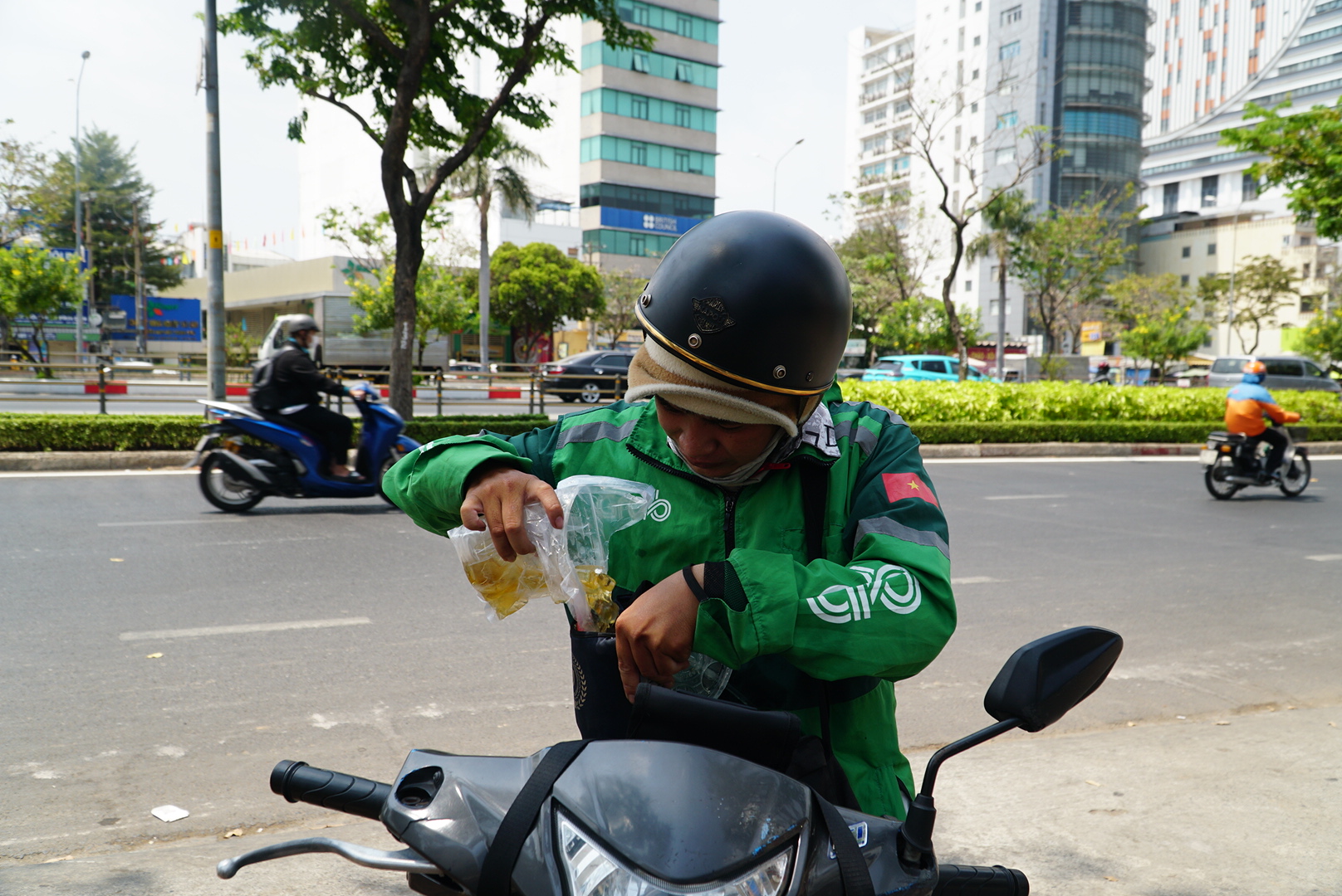 'Căng mình' để mưu sinh dưới nắng nóng gần 40 độ C