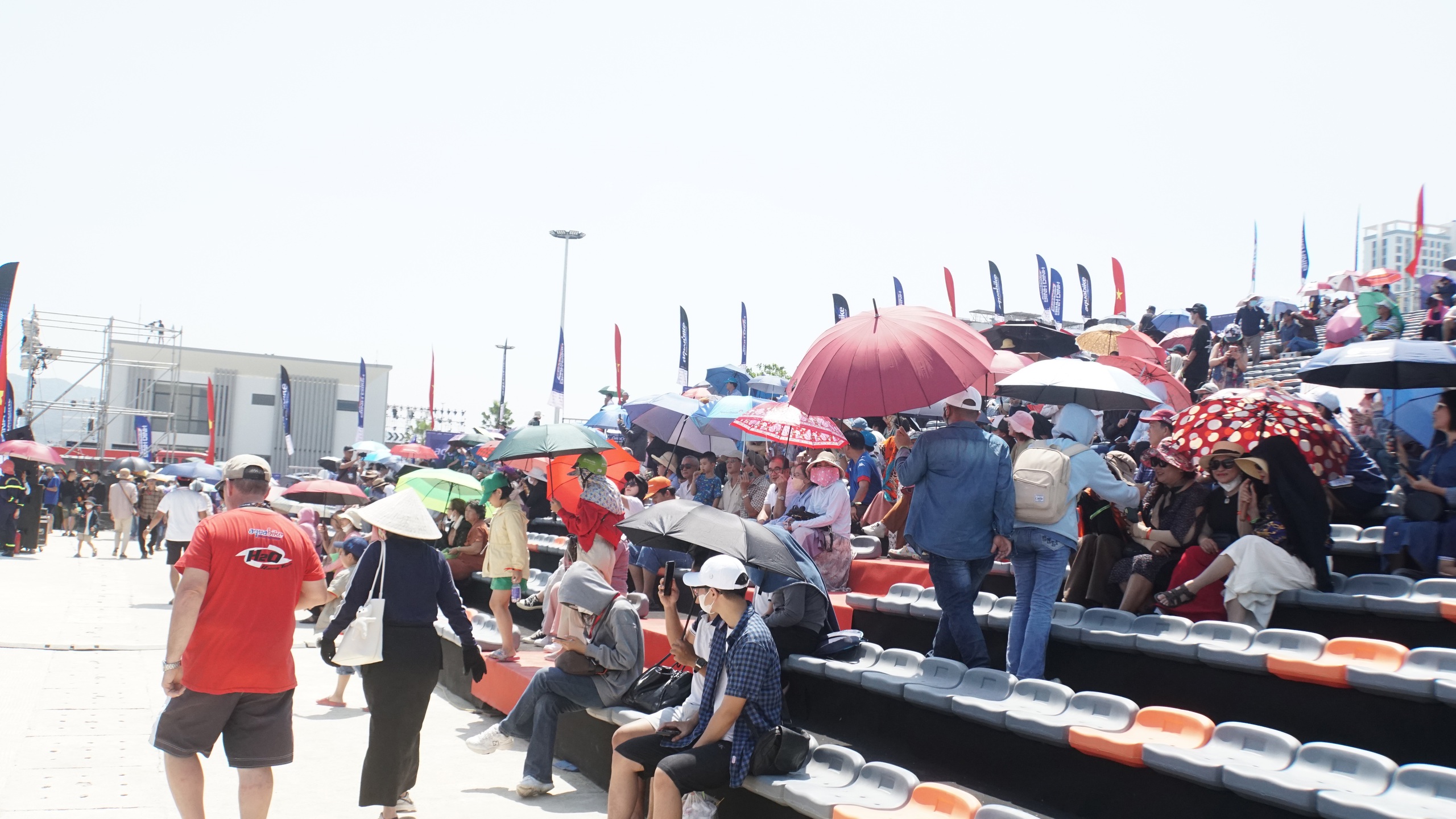 Người dân và du khách đội nắng xem đua mô tô nước tại vịnh Thị Nại- Ảnh 2.