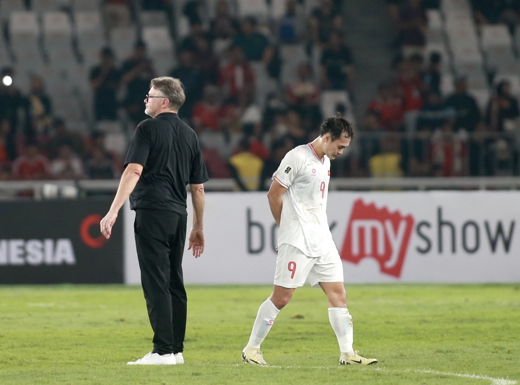 HLV Philippe Troussier và Văn Toàn sau khi đội tuyển Việt Nam lại thua đối thủ Indonesia
