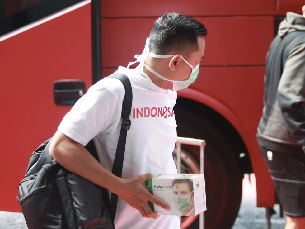 Đội Indonesia đeo khẩu trang trên chuyên cơ vì sợ lây sốt nội bộ, tập kín tại Việt Nam- Ảnh 2.