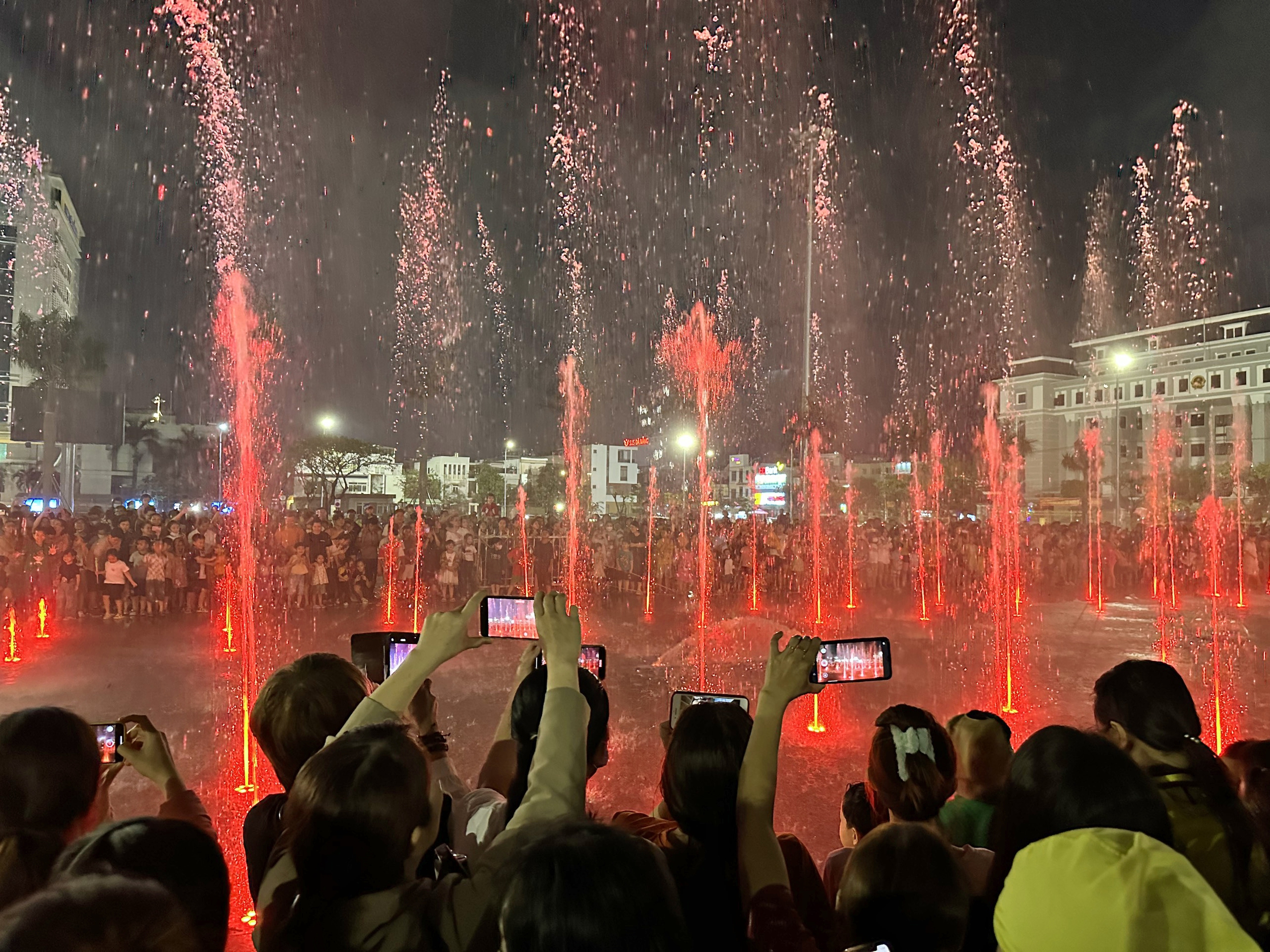 Sàn nhạc nước 'khủng’ ở quảng trường 29.3 Đà Nẵng thu hút hàng ngàn người xem- Ảnh 1.