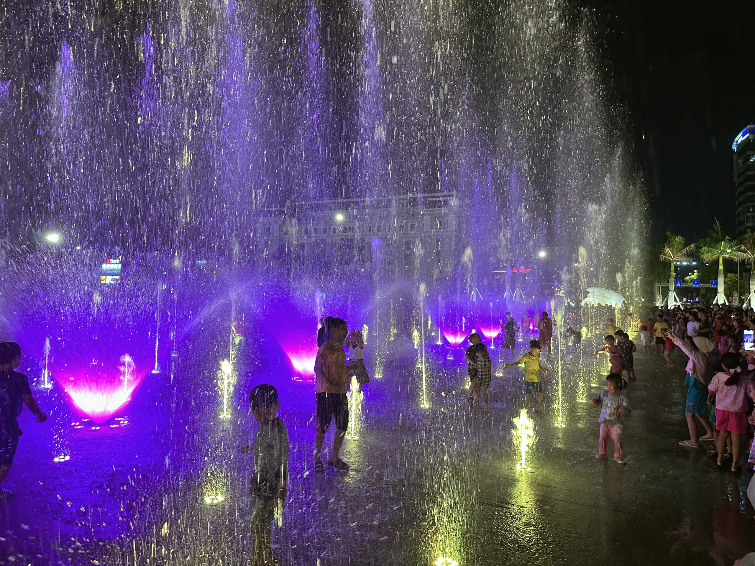 Sàn nhạc nước 'khủng’ ở quảng trường 29.3 Đà Nẵng thu hút hàng ngàn người xem- Ảnh 3.