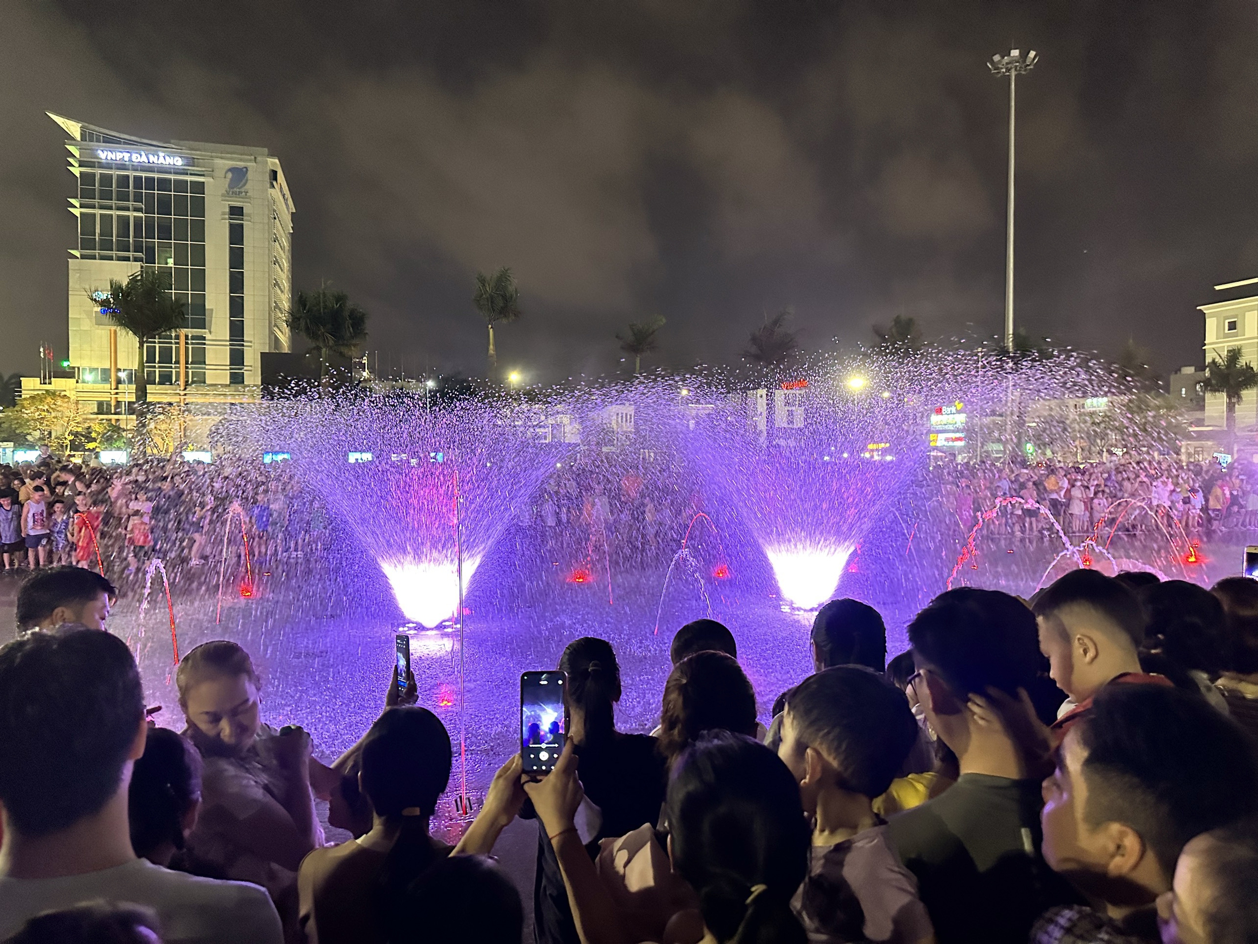 Sàn nhạc nước 'khủng’ ở quảng trường 29.3 Đà Nẵng thu hút hàng ngàn người xem- Ảnh 5.