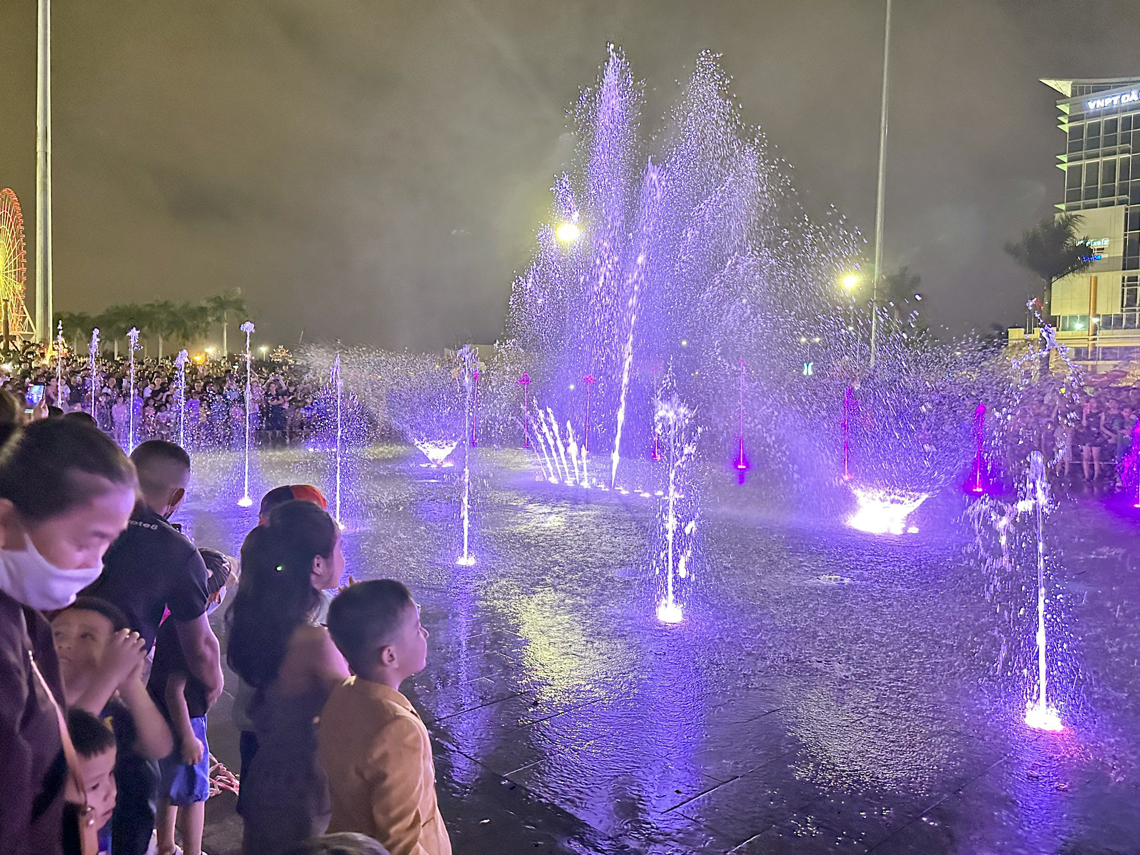 Sàn nhạc nước 'khủng’ ở quảng trường 29.3 Đà Nẵng thu hút hàng ngàn người xem- Ảnh 8.