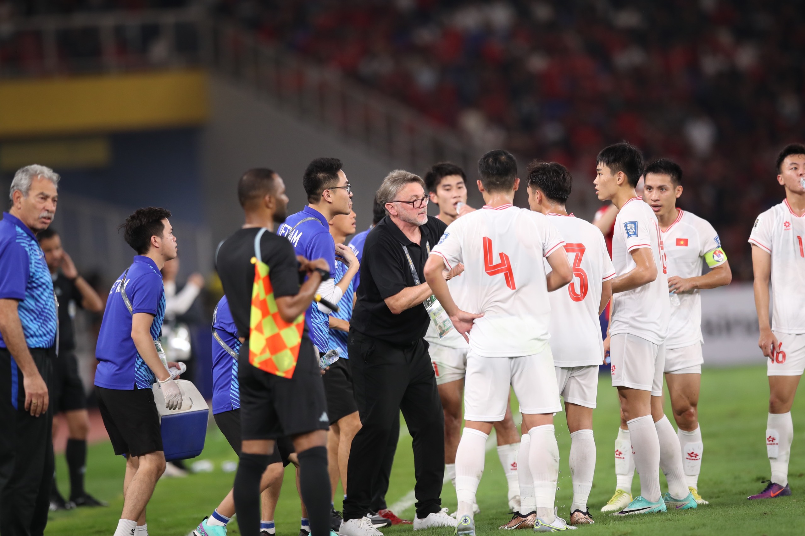 HLV Troussier trao đổi với đội tuyển Việt Nam giữa trận gặp đối thủ Indomesia