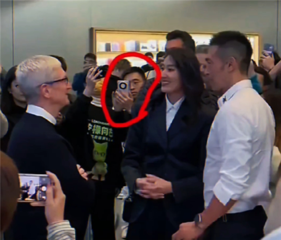 CEO Tim Cook bị 'vây quanh' chụp ảnh bởi người dùng Huawei - Ảnh 2.