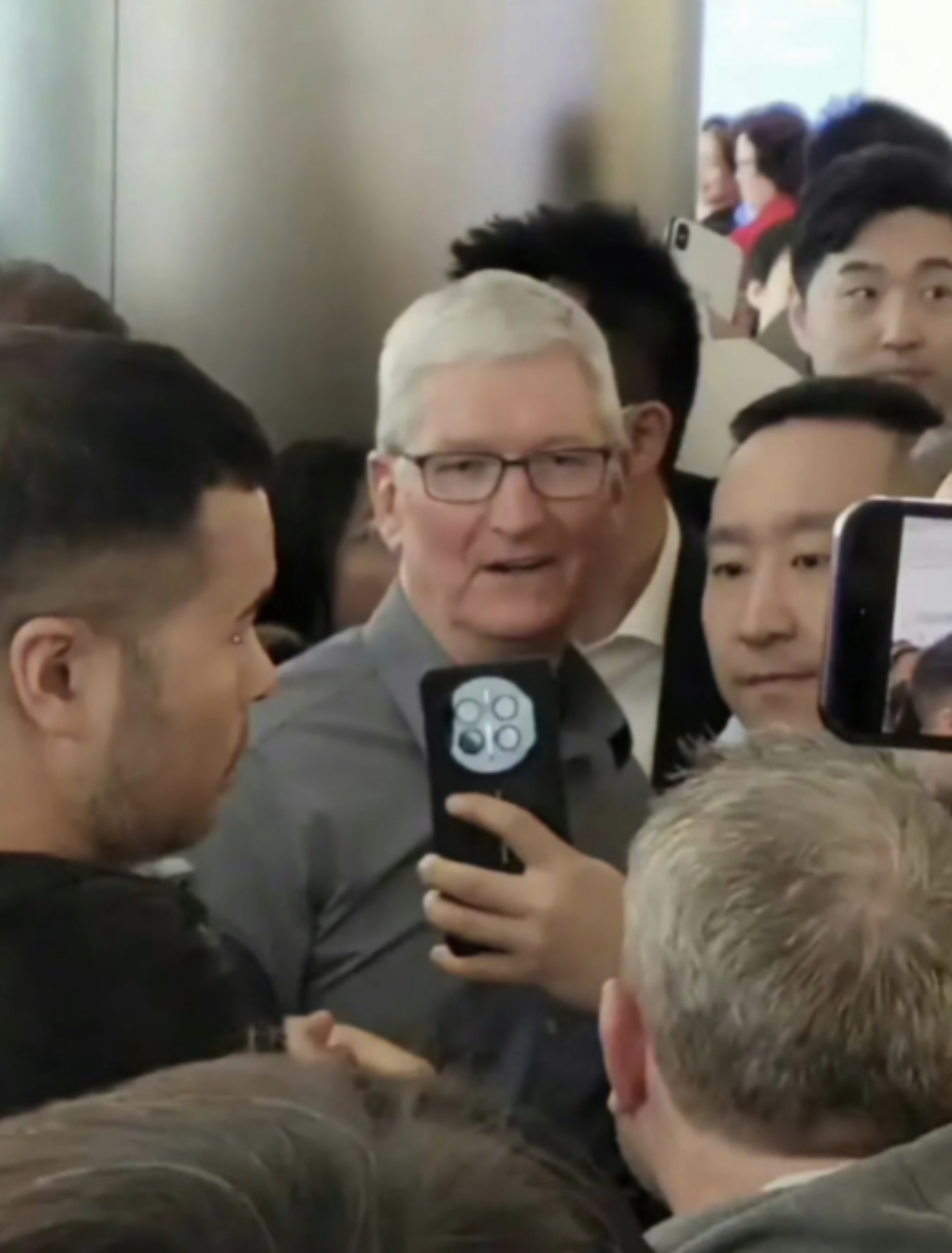 CEO Tim Cook bị 'vây quanh' chụp ảnh bởi người dùng Huawei - Ảnh 3.