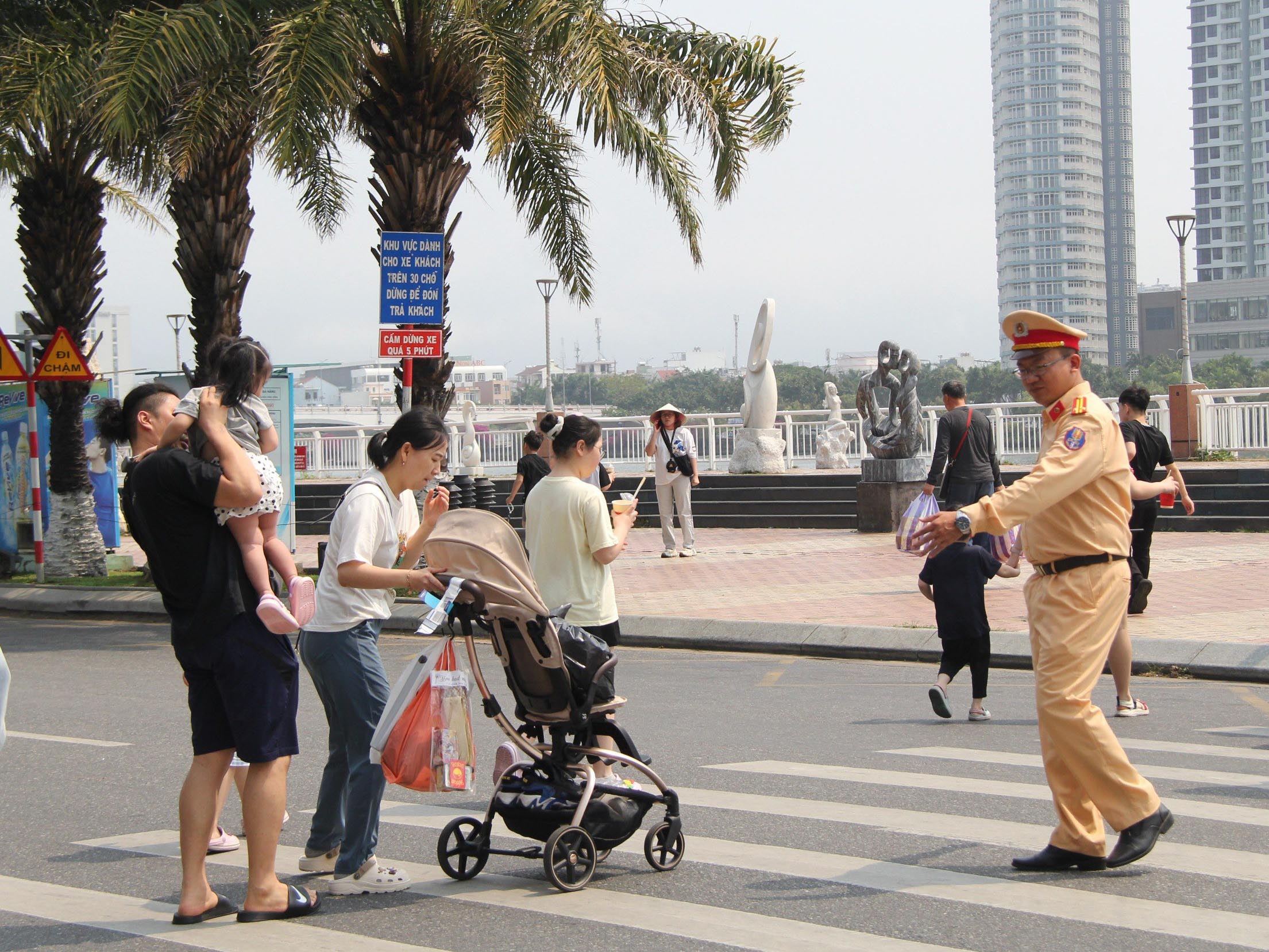 Người dân, du khách 'đưa 2 tay ủng hộ' lưu thông 1 chiều quanh chợ Hàn- Ảnh 2.