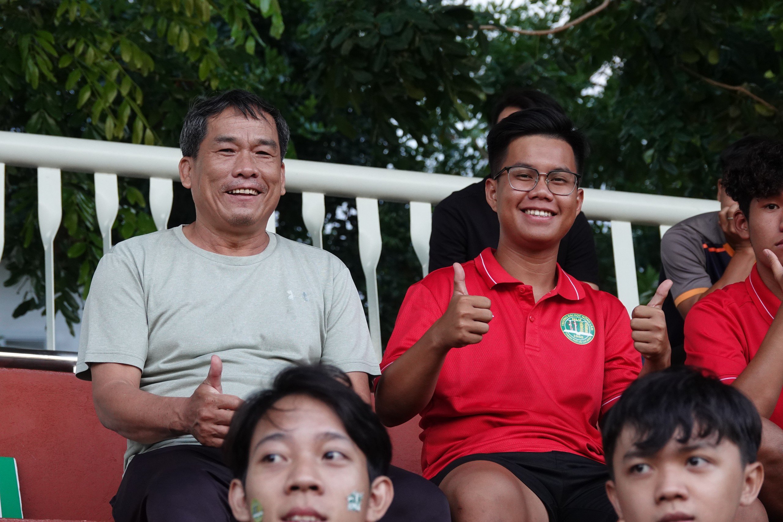 Cầu thủ Châu Quỳnh Hưng bị chấn thương không thể thi đấu vẫn cùng bố là ông Châu Văn Lành lên sân cổ vũ đội bóng Trường ĐH Nông Lâm
