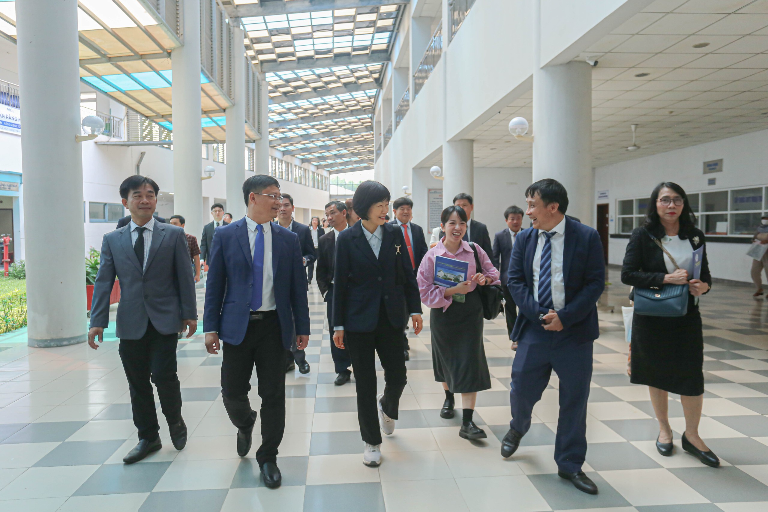 Chủ tịch Quốc hội Hàn Quốc: Luôn kỳ vọng vào sự phát triển của Bệnh viện T.Ư Huế- Ảnh 2.
