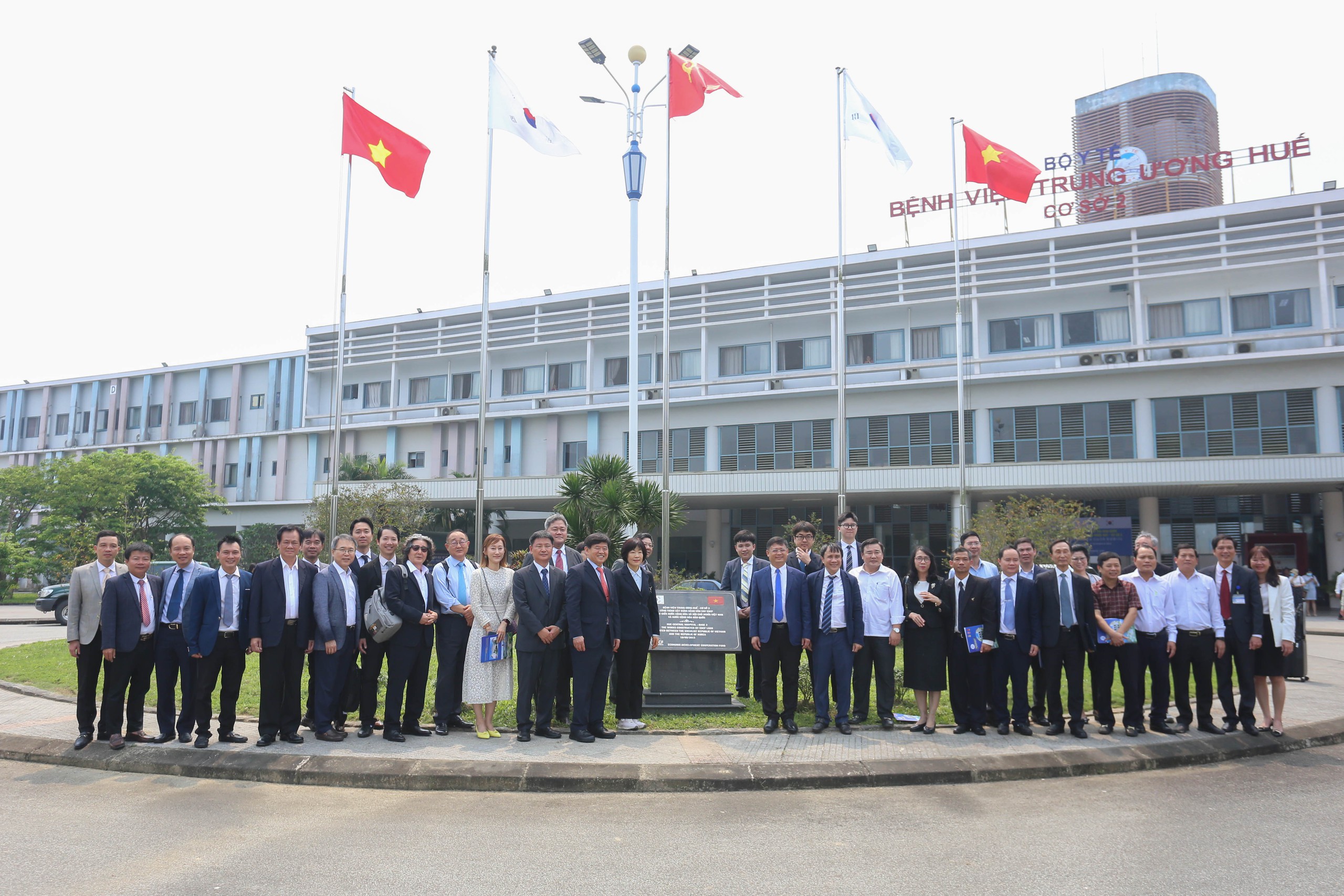 Chủ tịch Quốc hội Hàn Quốc: Luôn kỳ vọng vào sự phát triển của Bệnh viện T.Ư Huế- Ảnh 1.