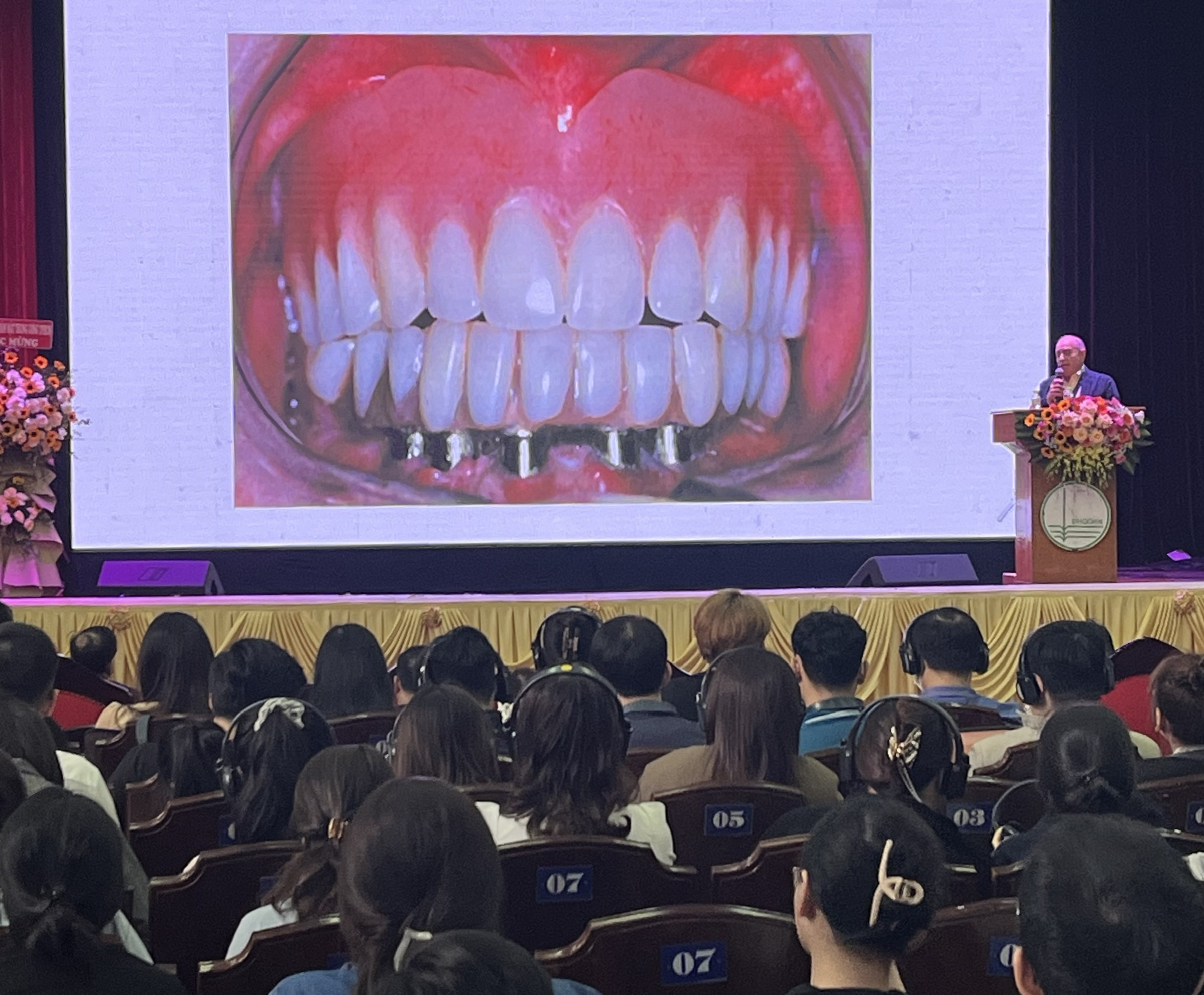 'Không nên ưu tiên mua sắm quần áo hơn chăm sóc sức khỏe răng miệng'- Ảnh 1. 'Không nên ưu tiên mua sắm quần áo hơn chăm sóc sức khỏe răng miệng'- Ảnh 1.