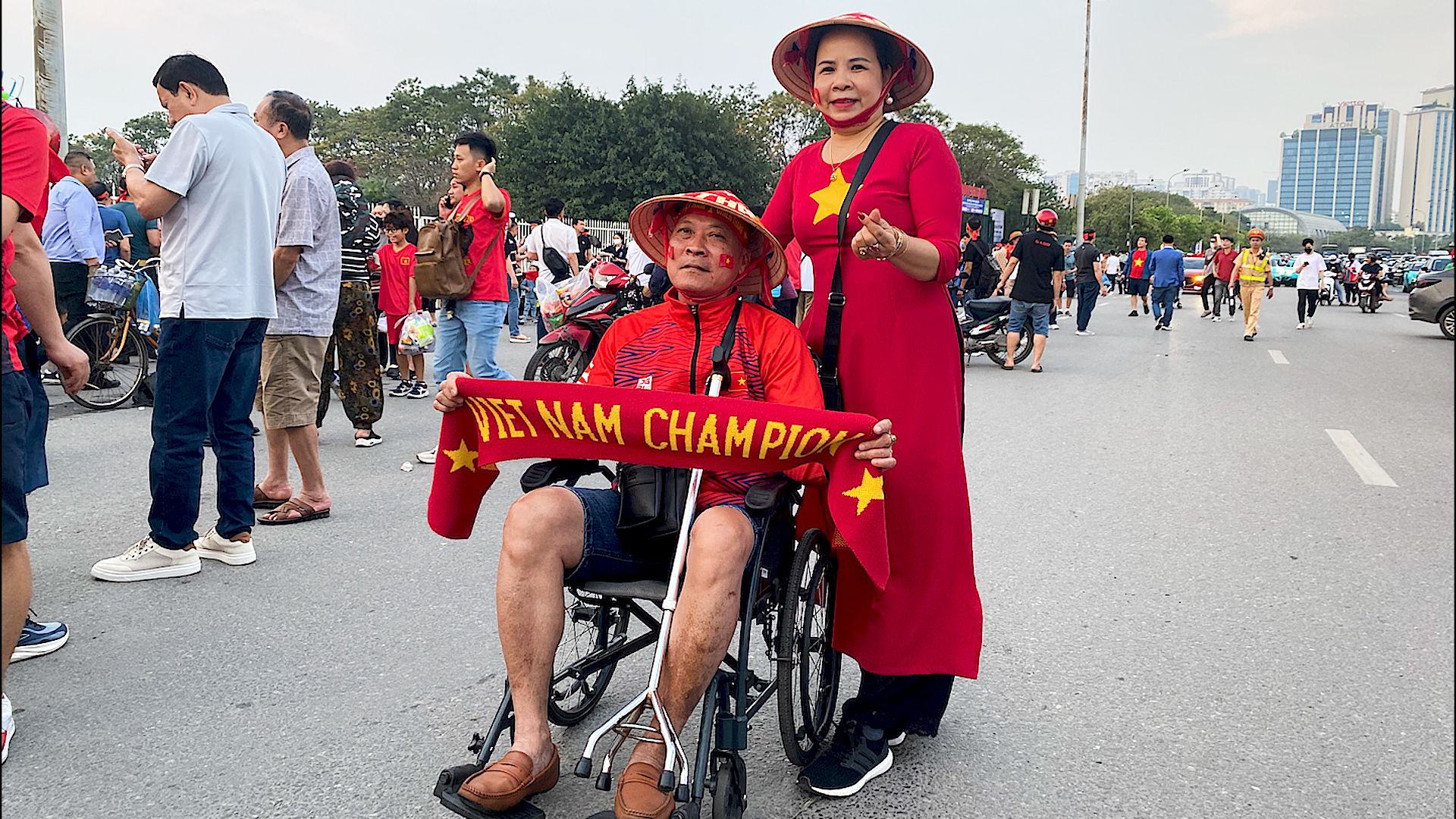 Cổ động viên ngồi xe lăn được vợ ‘hộ tống’ đi cổ vũ đội tuyển Việt Nam
- Ảnh 2.