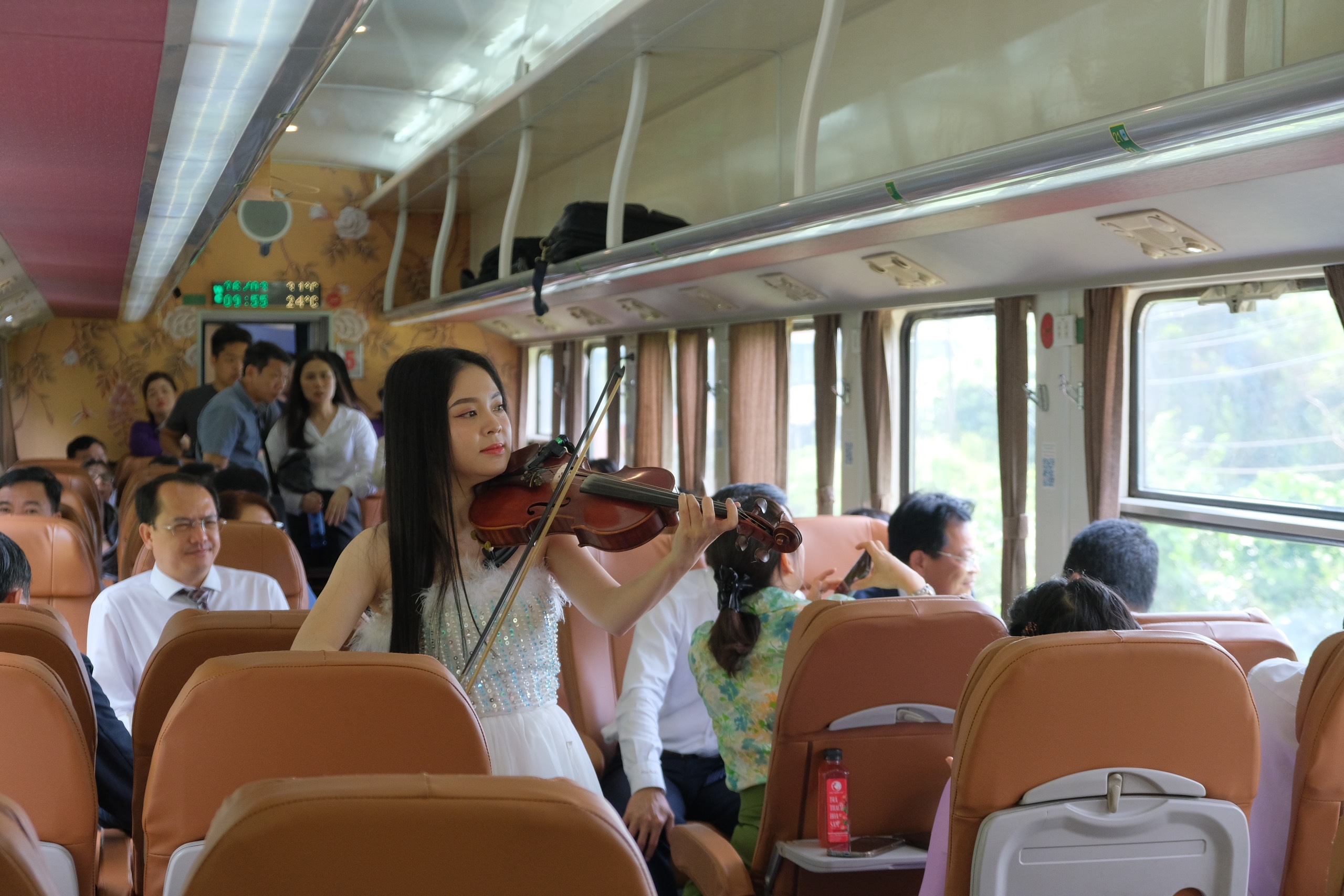 'Giải mã' sức hút chuyến tàu hỏa quen thuộc của người Đà Nẵng - Huế- Ảnh 3.
