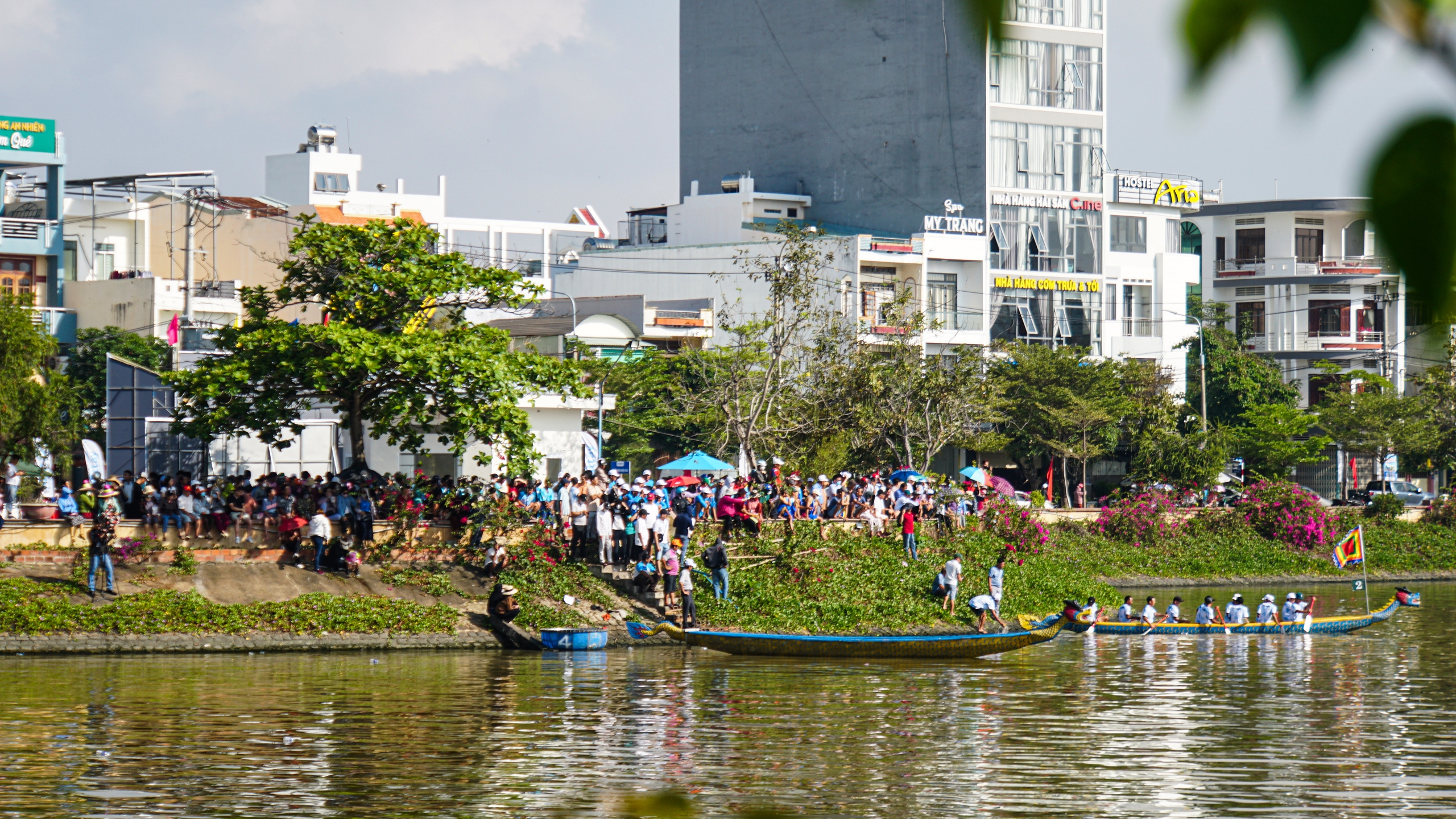 Bình Định: Các đội đua thuyền bám đuổi quyết liệt trên hồ Đống Đa- Ảnh 4.