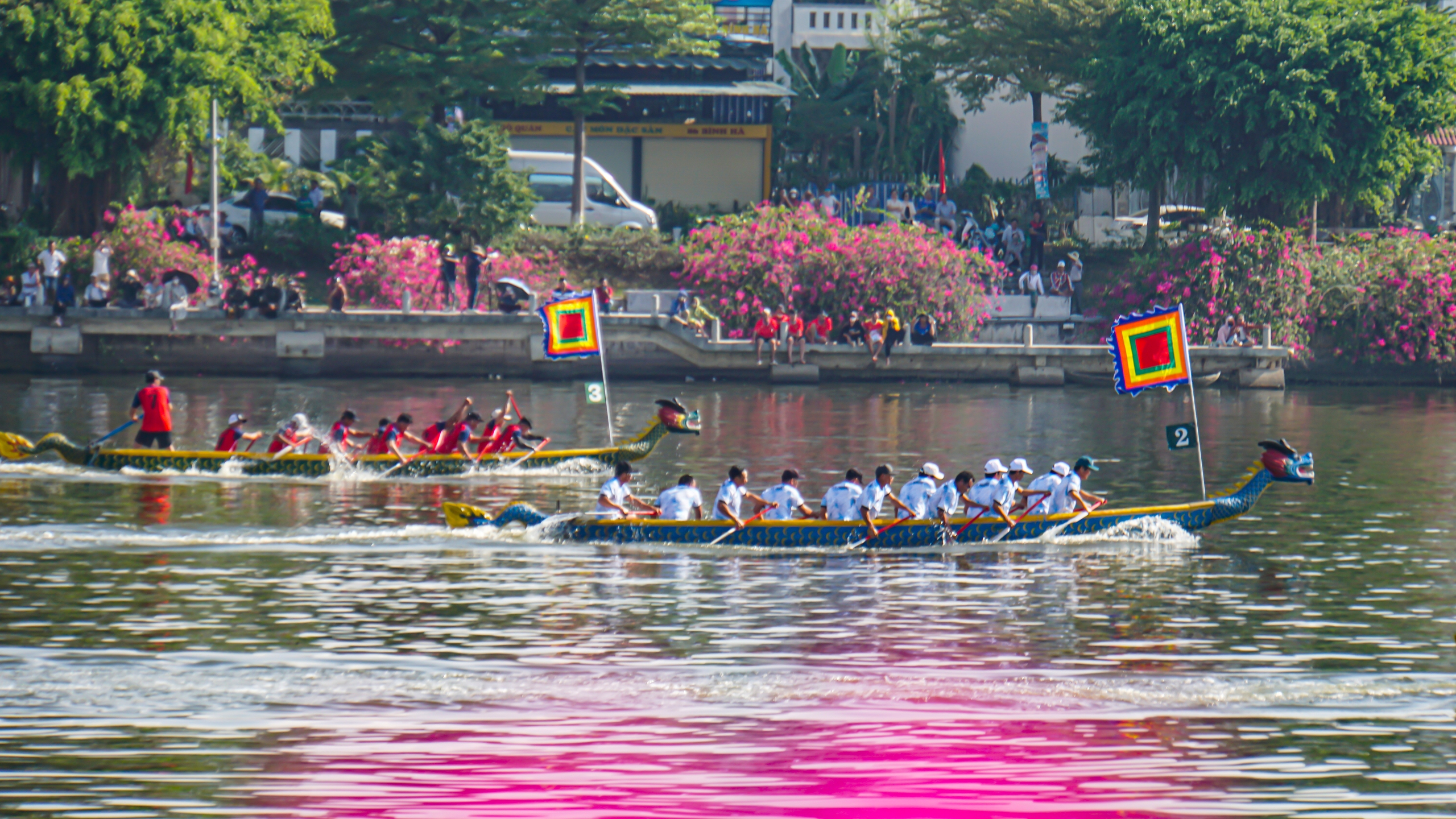 Bình Định: Các đội đua thuyền bám đuổi quyết liệt trên hồ Đống Đa- Ảnh 3.