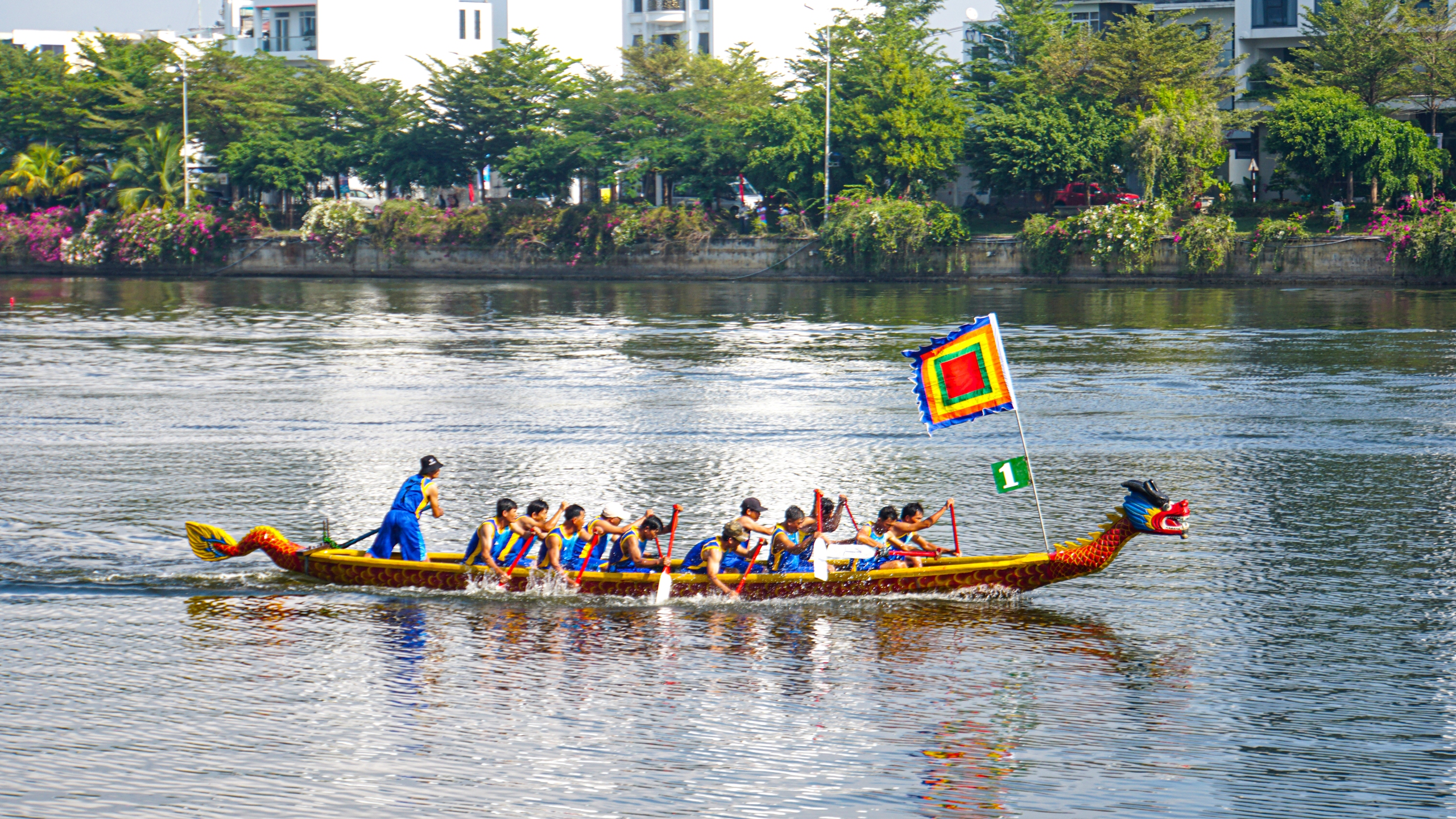 Bình Định: Các đội đua thuyền bám đuổi quyết liệt trên hồ Đống Đa- Ảnh 2.
