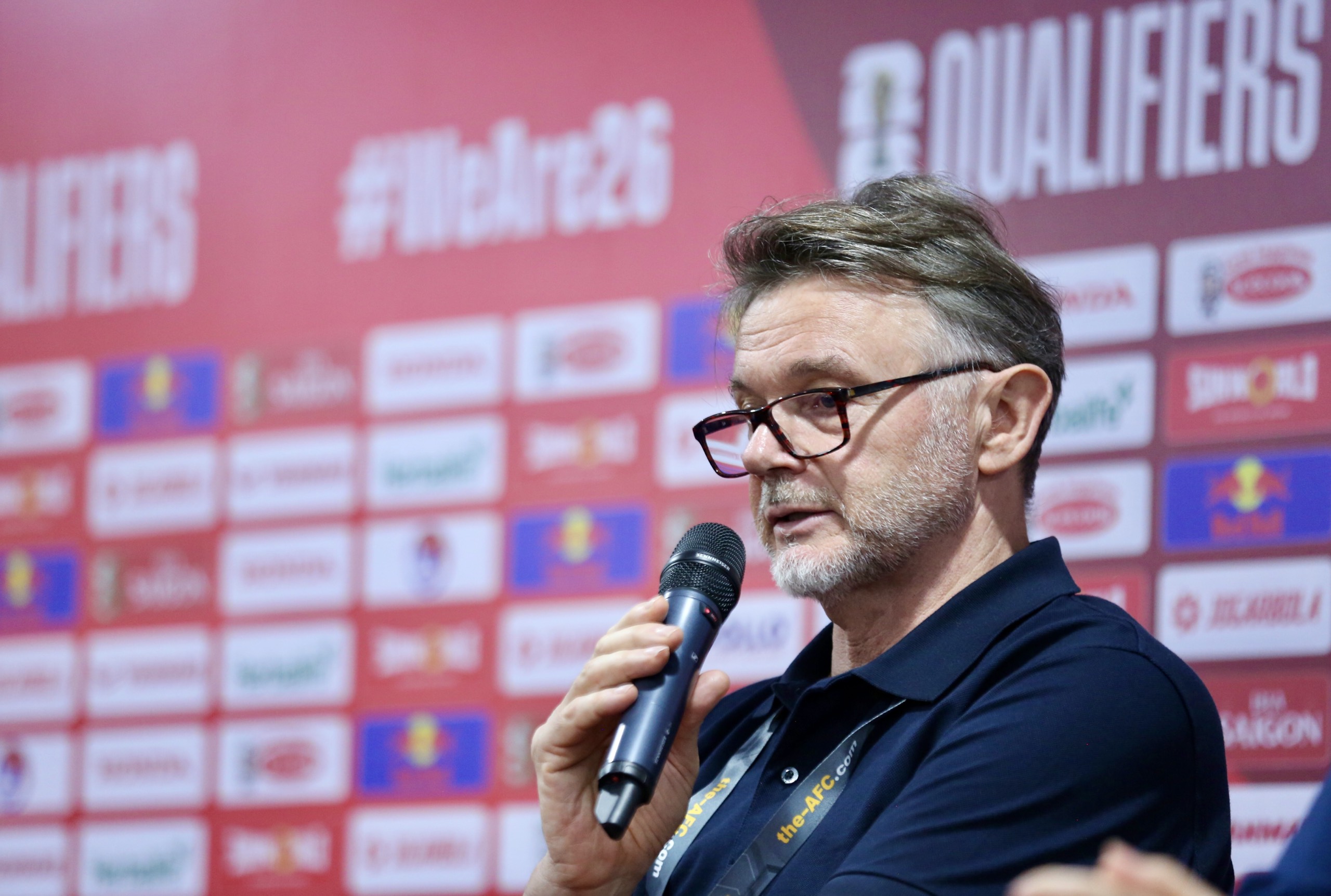 HLV Philippe Troussier gửi lời xin lỗi người hâm mộ Việt Nam