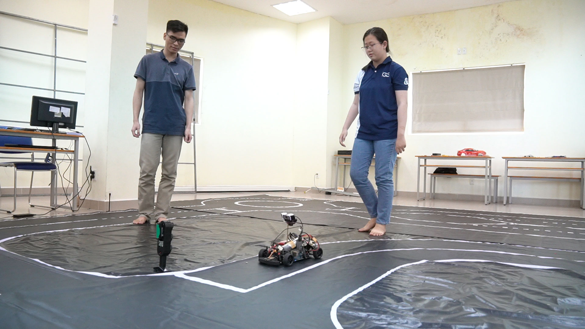 Sinh viên chế tạo xe tự hành chinh phục đấu trường quốc tế- Ảnh 2.