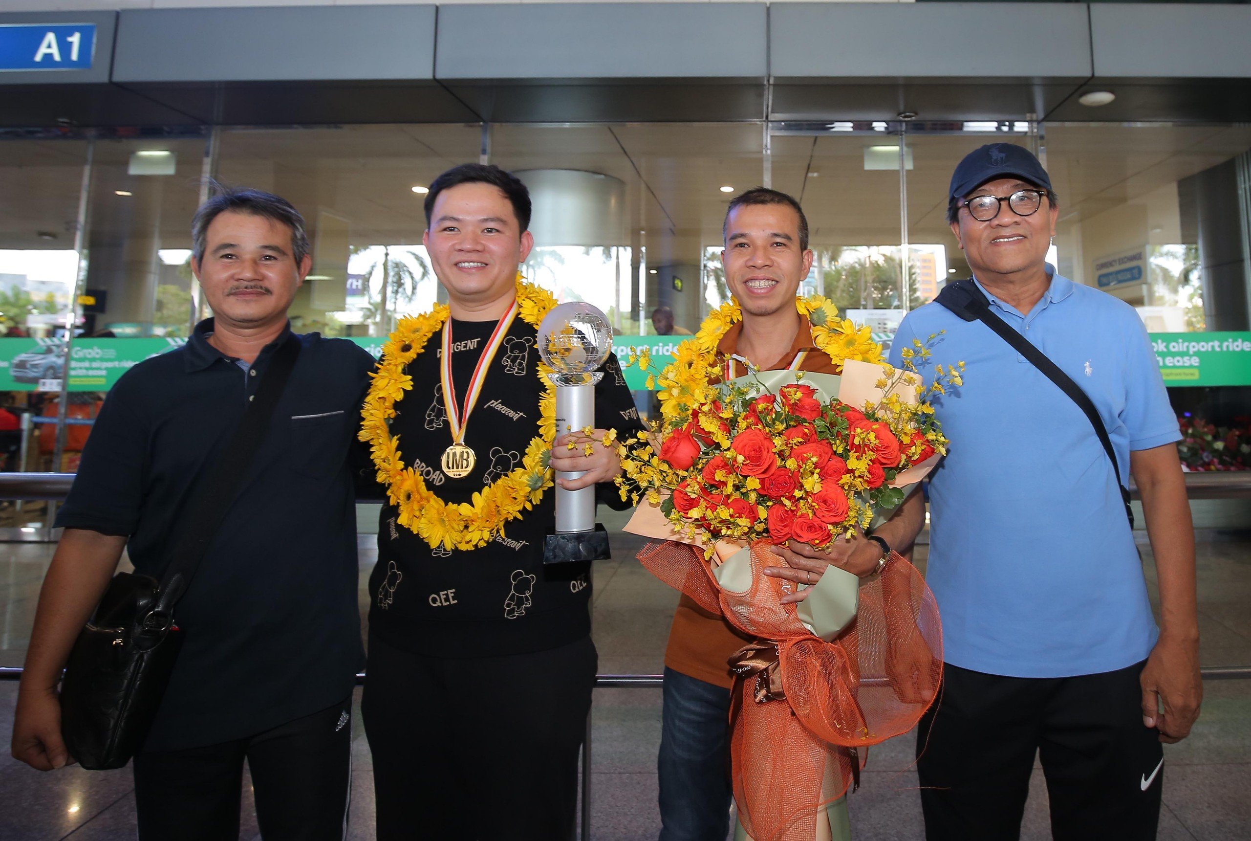 Hai nhà vô địch thế giới Trần Quyết Chiến và Bao Phương Vinh được chào đón rất nồng nhiệt- Ảnh 15.