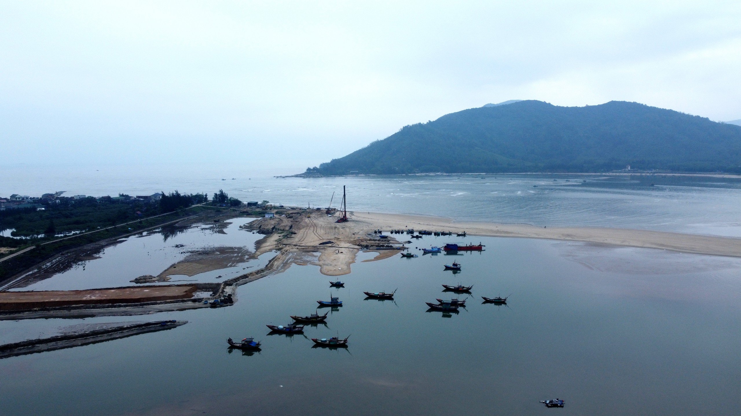 Cận cảnh công trường cảng cá Cửa Nhượng 280 tỉ- Ảnh 2.