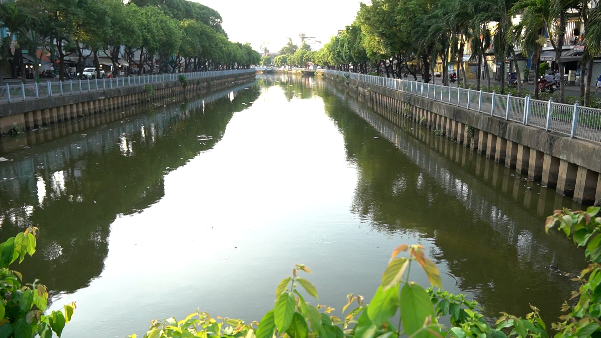 Mặt kênh Nhiêu Lộc - Thị Nghè thông thoáng trở lại sau nhiều ngày nỗ lực vớt rác- Ảnh 2.