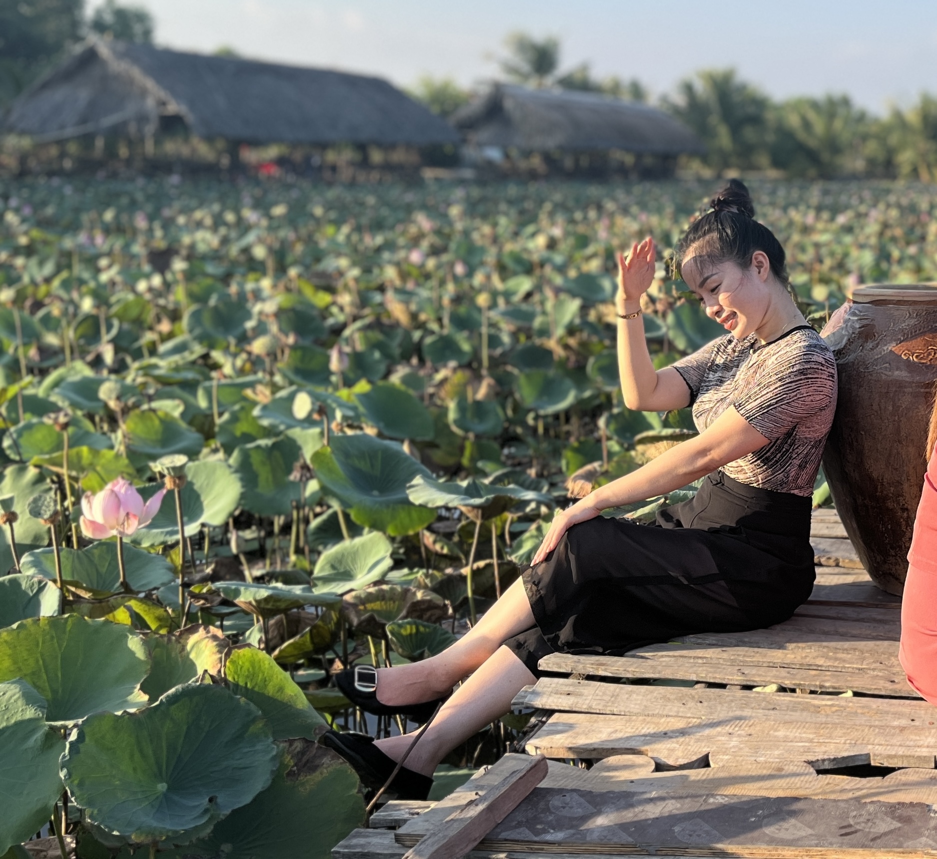 Je tam lotosové jezírko o rozloze tisíců metrů čtverečních v plném květu, které čeká na návštěvu - Foto 5. Có một đầm sen rộng hàng ngàn mét vuông nở rộ, chờ mọi người đến check-in- Ảnh 5.