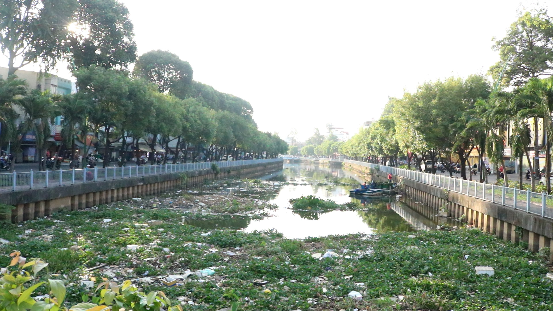 Mặt kênh Nhiêu Lộc - Thị Nghè thông thoáng trở lại sau nhiều ngày nỗ lực vớt rác- Ảnh 1.